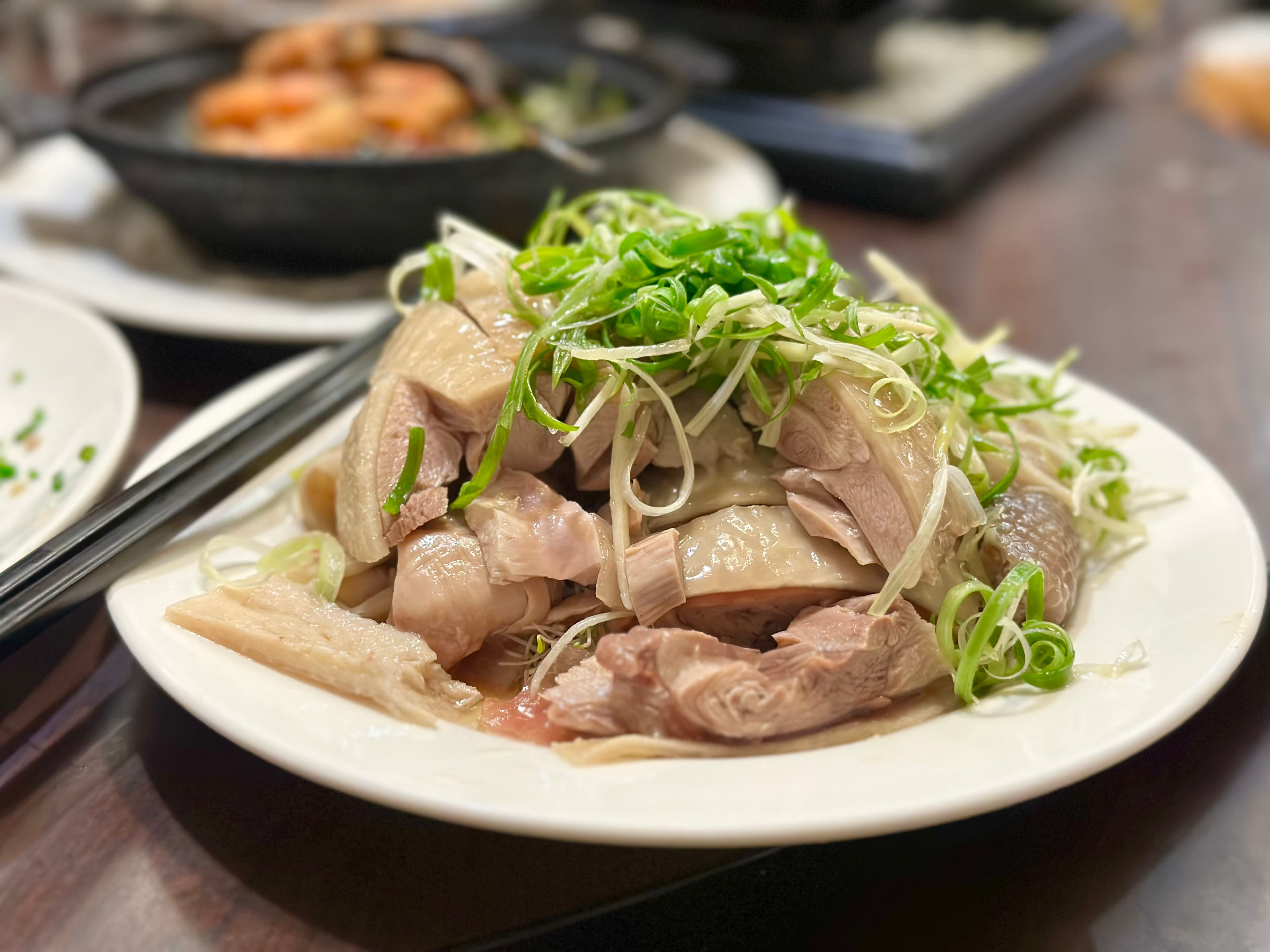 「蔥油雞」雞皮晶瑩軟彈,肉質鮮嫩不柴。(320元/份)