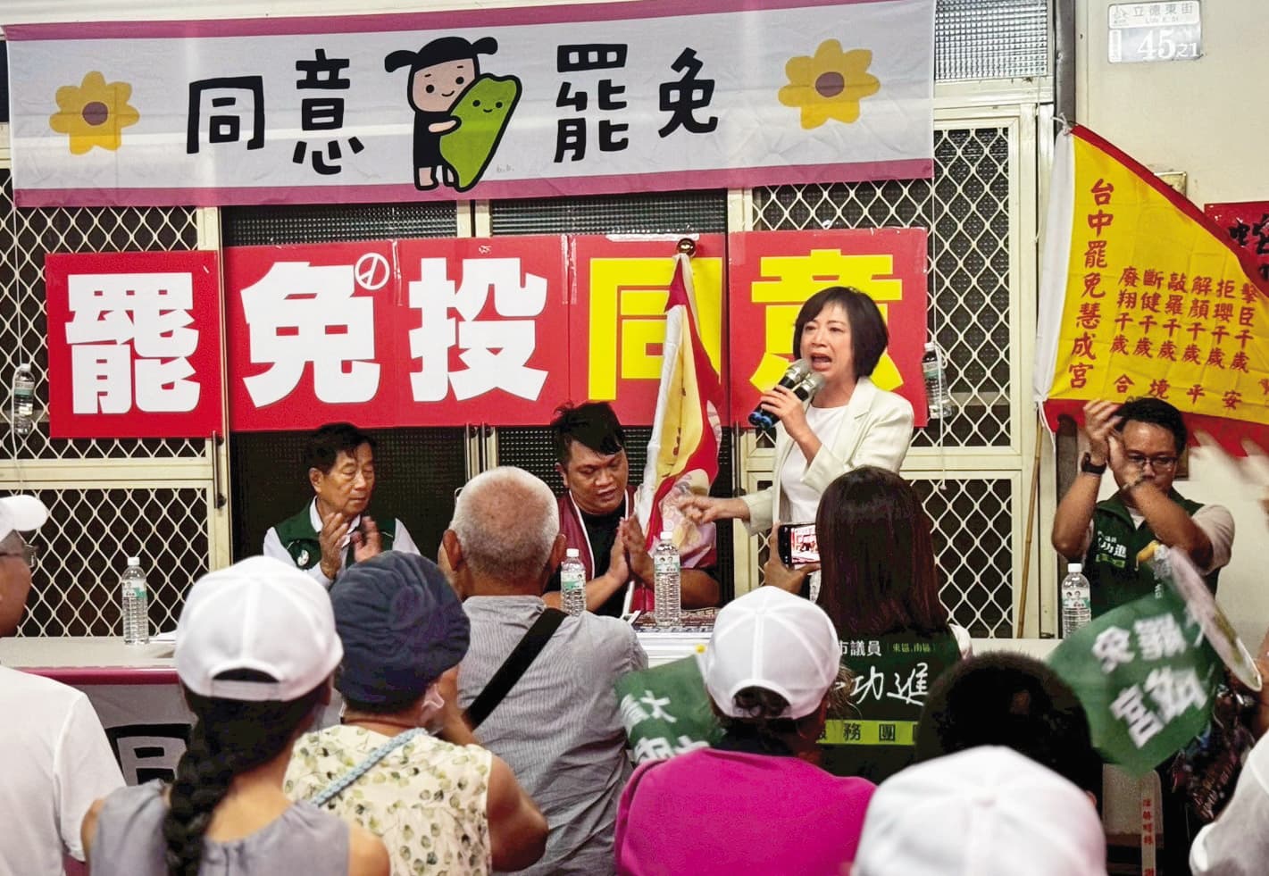 綠營2026可能的各縣市長人選,這次多請纓操盤地方罷免選情。圖為何欣純參與罷免活動。(翻攝何欣純臉書)