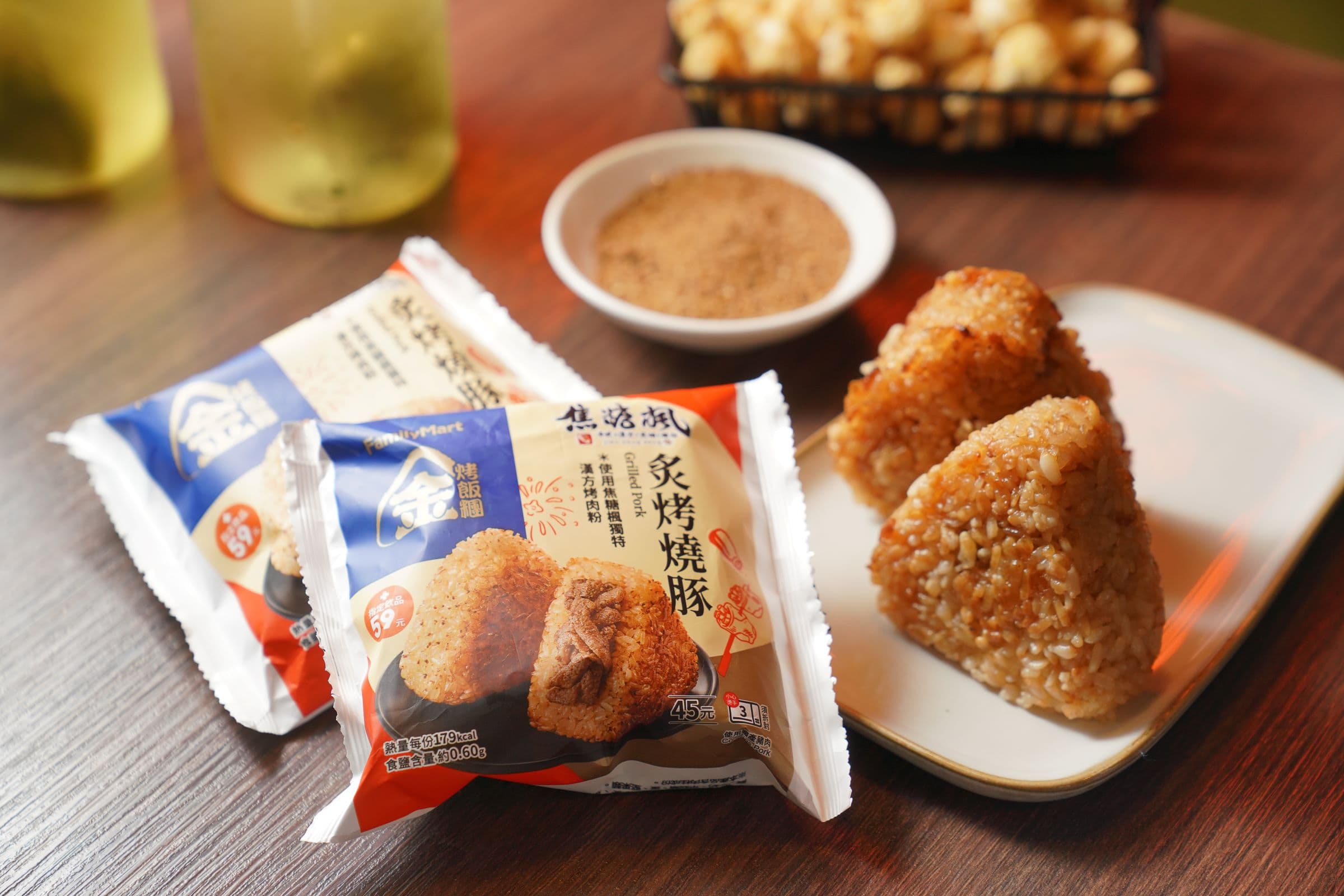 知名度大開後,焦糖楓最近更與便利超商合作推出炙烤燒豚飯糰、爆汁熱狗、翅小腿、秘製後腿捲等鮮食。
