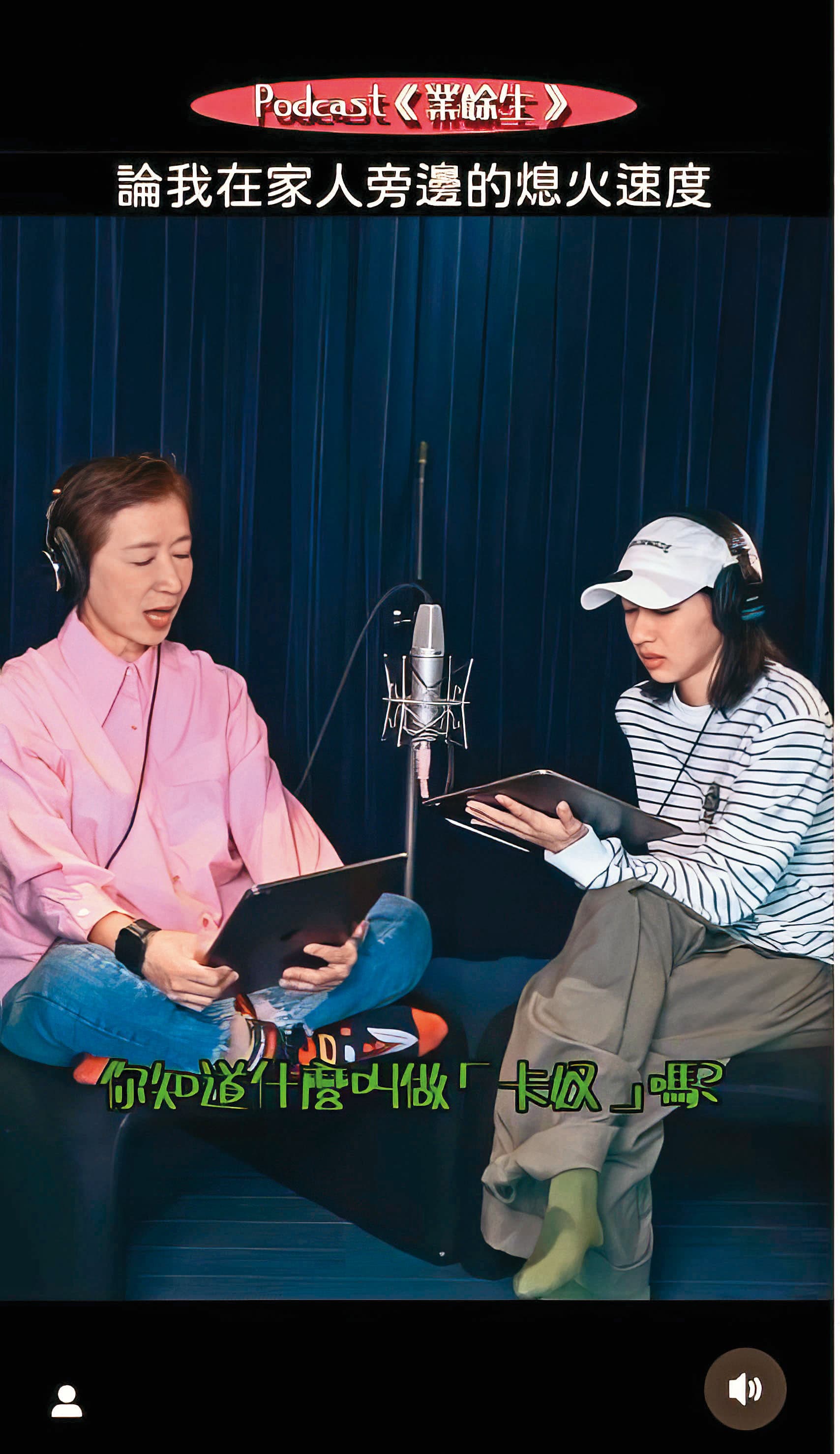 陳妤(右)在媽媽百般要求下開Podcast分享生活經驗和親子教養。(翻攝自letstalkwithyu IG)