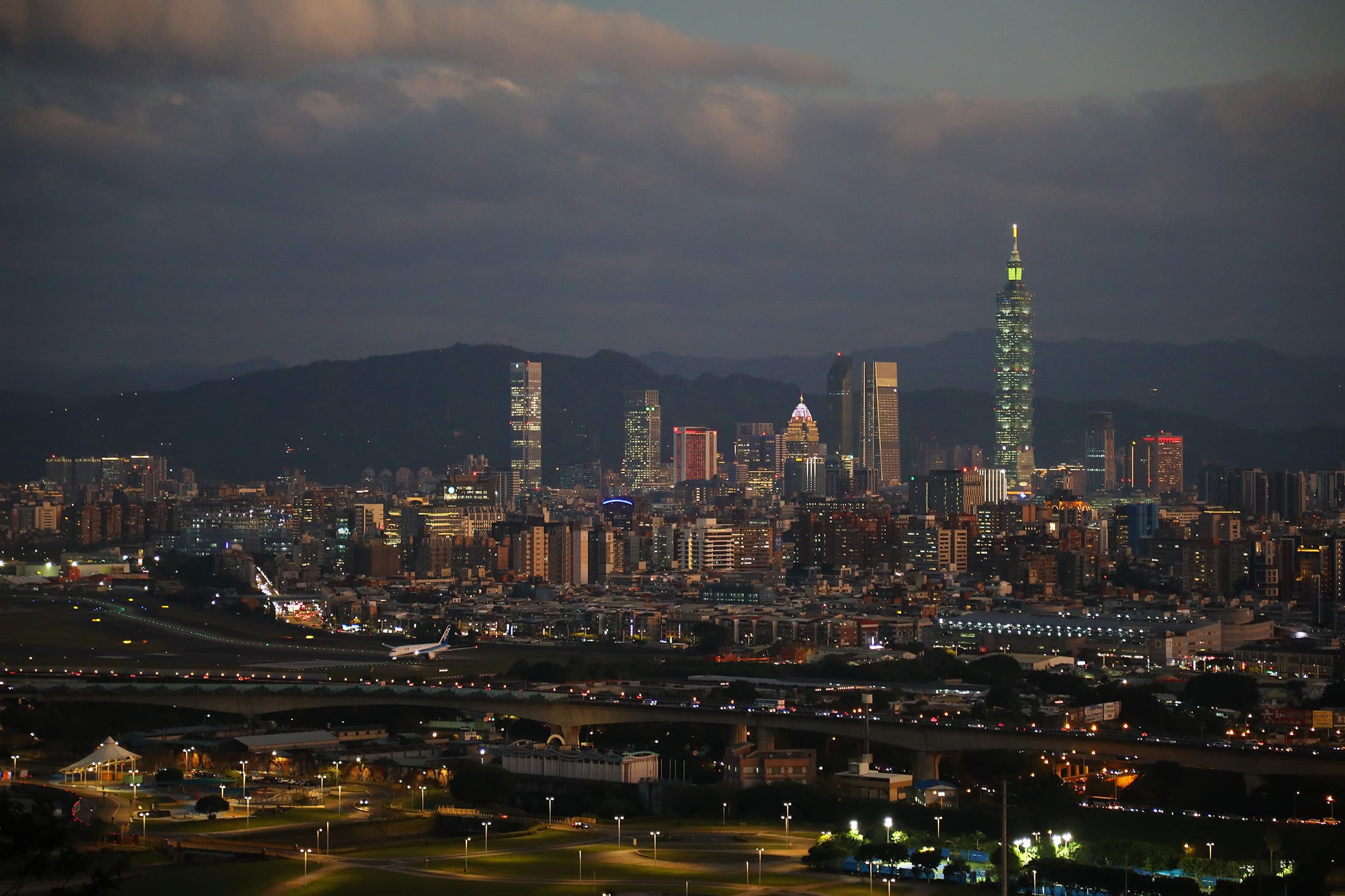 從方舟平台能欣賞松山機場燈火、信義區摩天大樓與城市車流交織成絢麗夜景，讓台北的繁忙與浪漫同框。