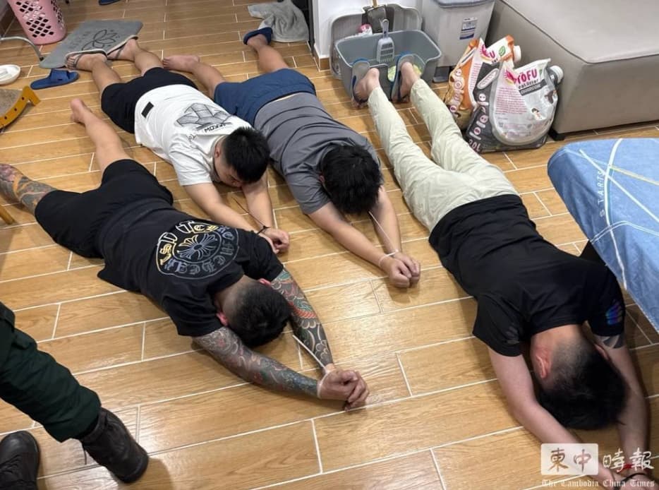 嫌犯遭上束帶、被警方要求乖乖趴在地上。(柬中時報)