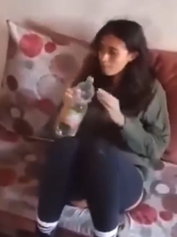 哈瑪斯武裝份子釋出挾持阿迦曼妮的畫面。(翻攝自X)
