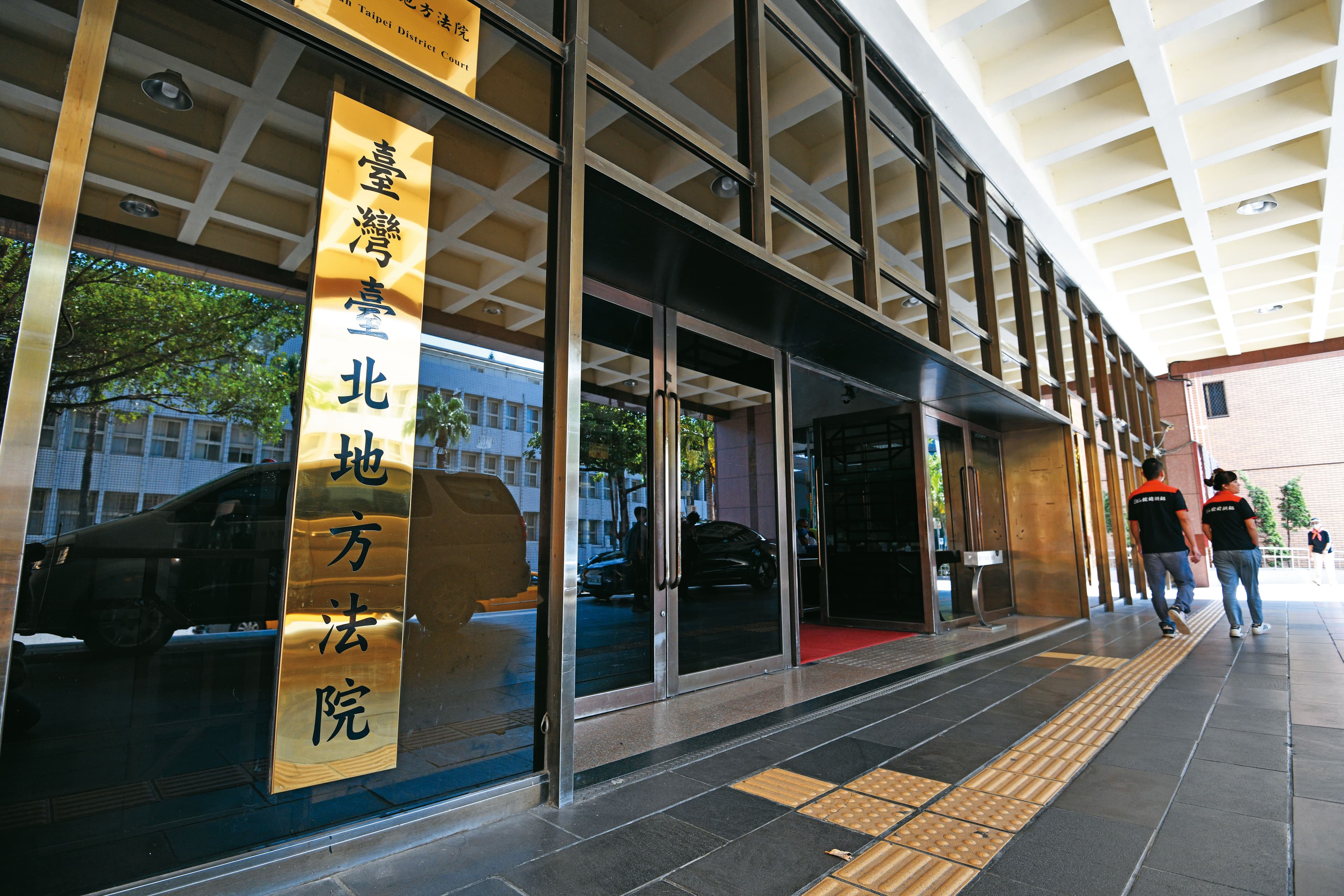 陳萬添等3人本月初開庭時皆認罪,並想爭取緩刑輕判,讓鄭楠興等股東感到不滿。