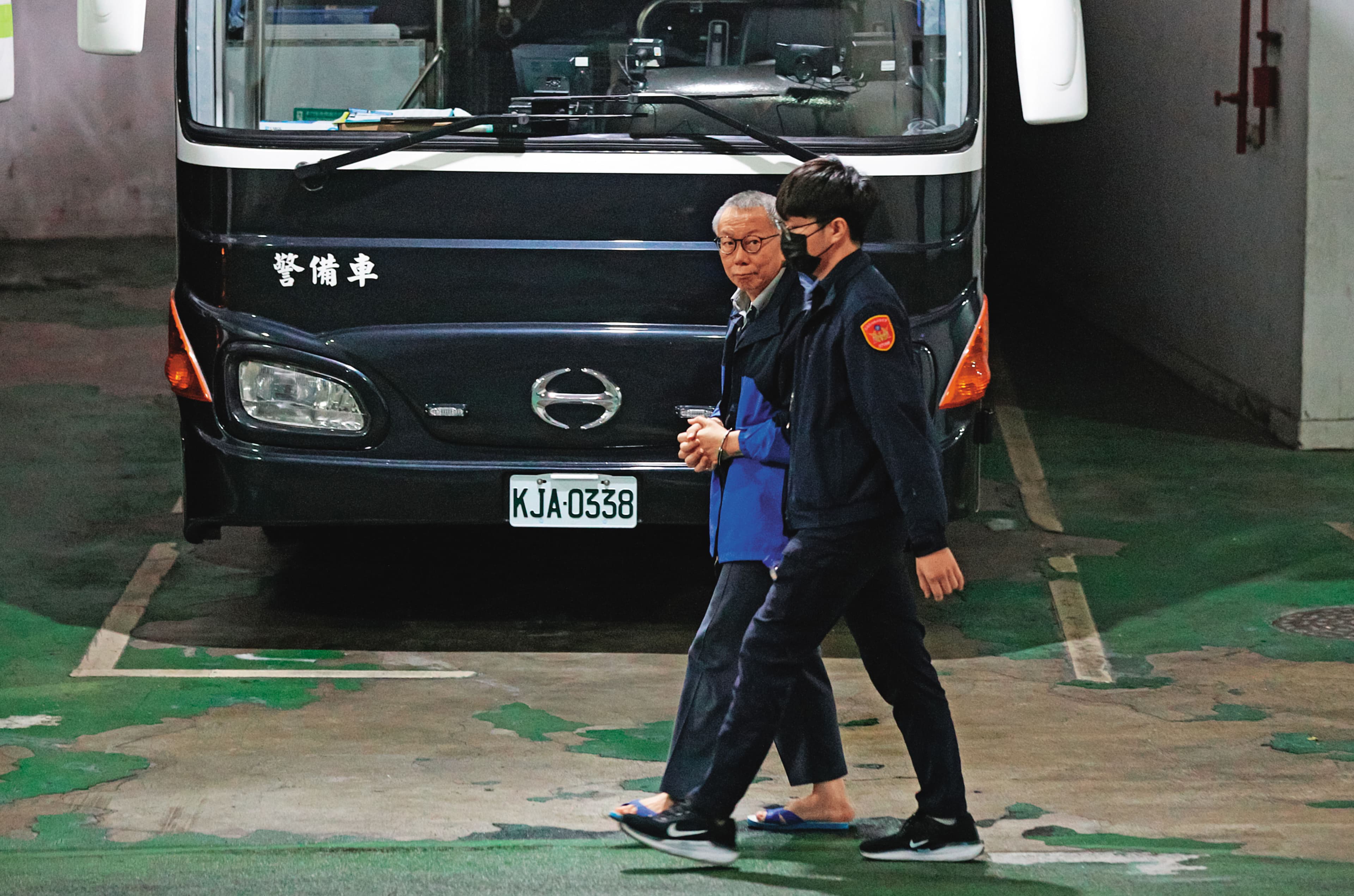 柯文哲遭起訴前再遭提訊,原本理光頭的柯文哲已長出灰白頭髮。