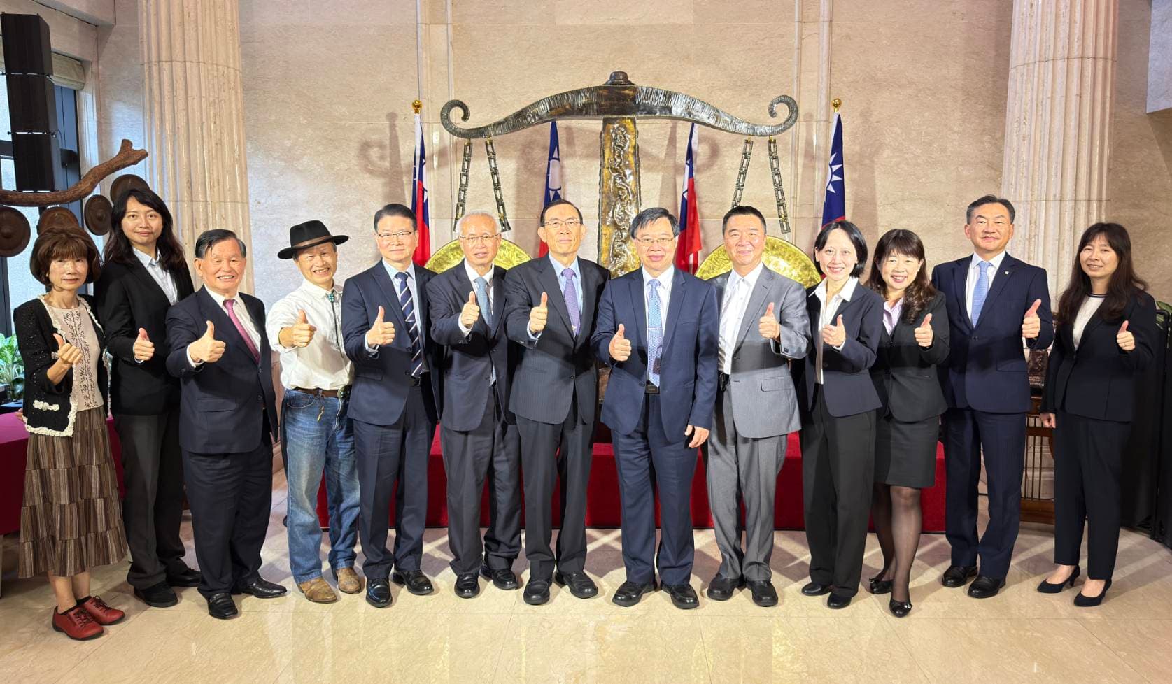 最高檢察署舉行「司法之秤」揭幕儀式, 該作品是國寶級銅藝大師吳宗霖先生帶領臺北監獄銅雕藝術班學員共同製作,象徵司法公平正義。(最高檢提供)