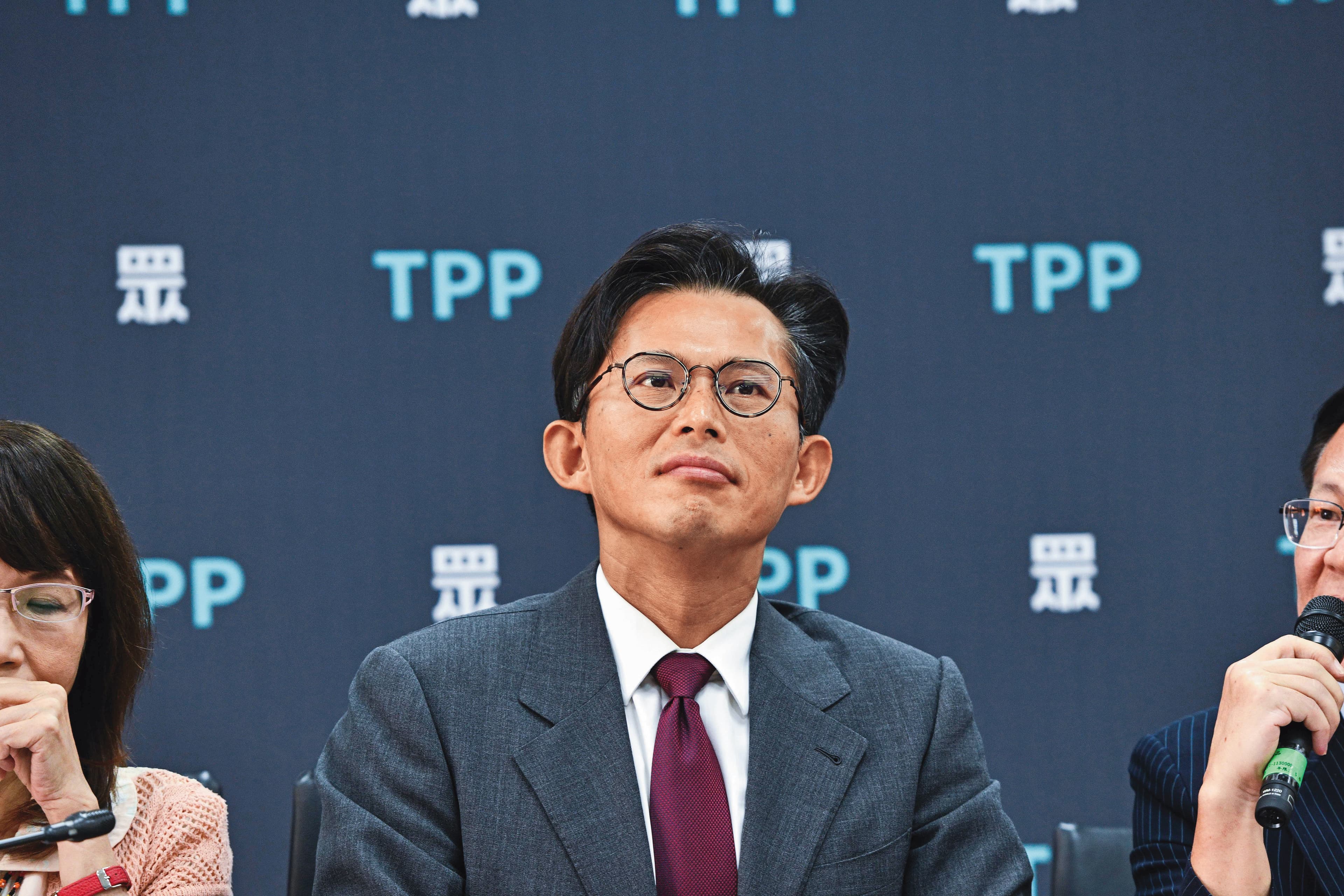 黃國昌狗仔集團鎖定行政院、監察院、總統府3大祕書長、部會首長、立法委員及監察委員等政敵跟拍。(鏡報李智為)