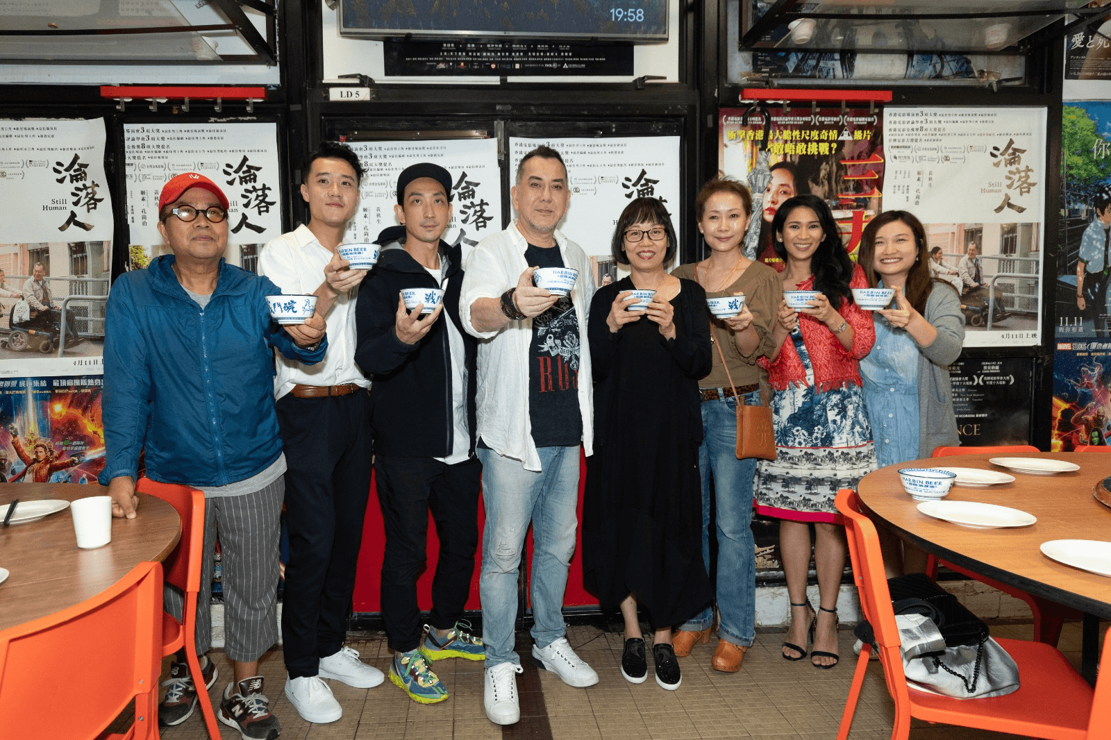 《淪落人》慶功宴上,曾麗芬(右四)與監製陳果(左一)、導演陳小娟(右一)、男主角黃秋生(左四)等共同出席。(曾麗芬提供)