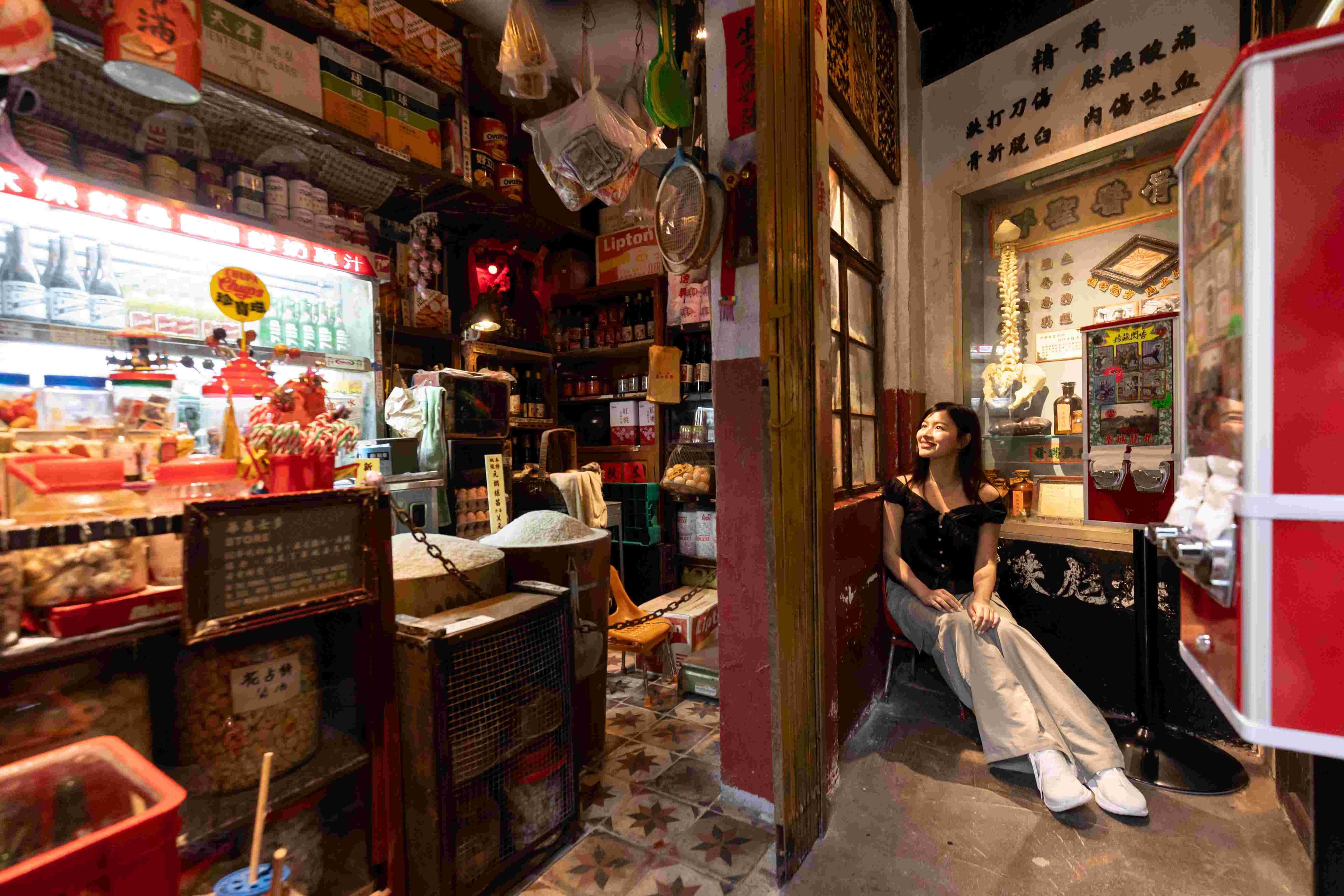一邊是雜貨店, 一邊是跌打館,城寨居民的生活所需都在這了。