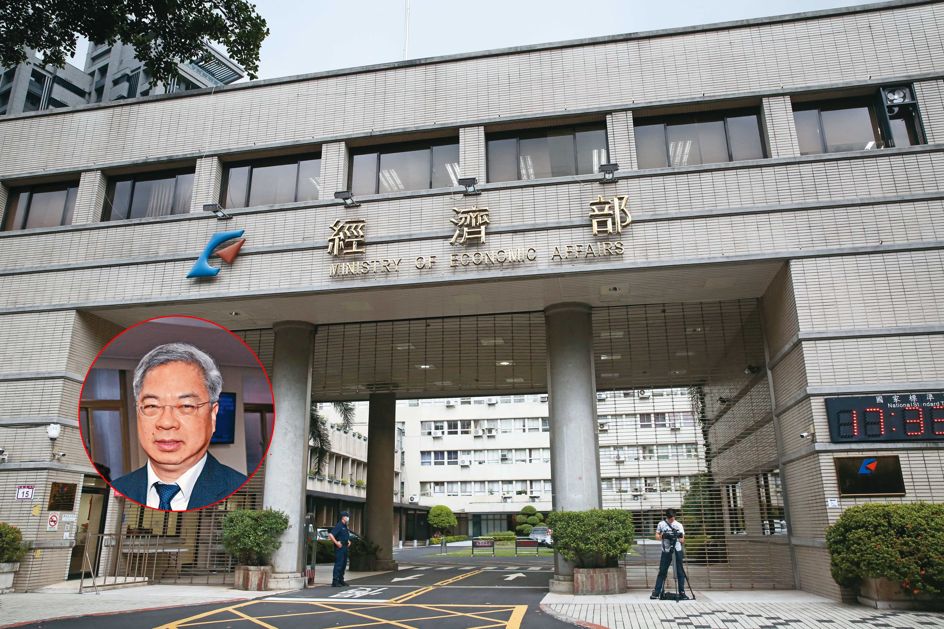 若使用中的打卡系統因中國製零組件造成個資外洩,包括經濟部長龔明鑫(左圖)在內的財經官員恐都已遭對岸鎖定。