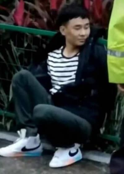 溫男開車衝撞人群被捕後,神情仍毫無悔意。(翻攝微博)