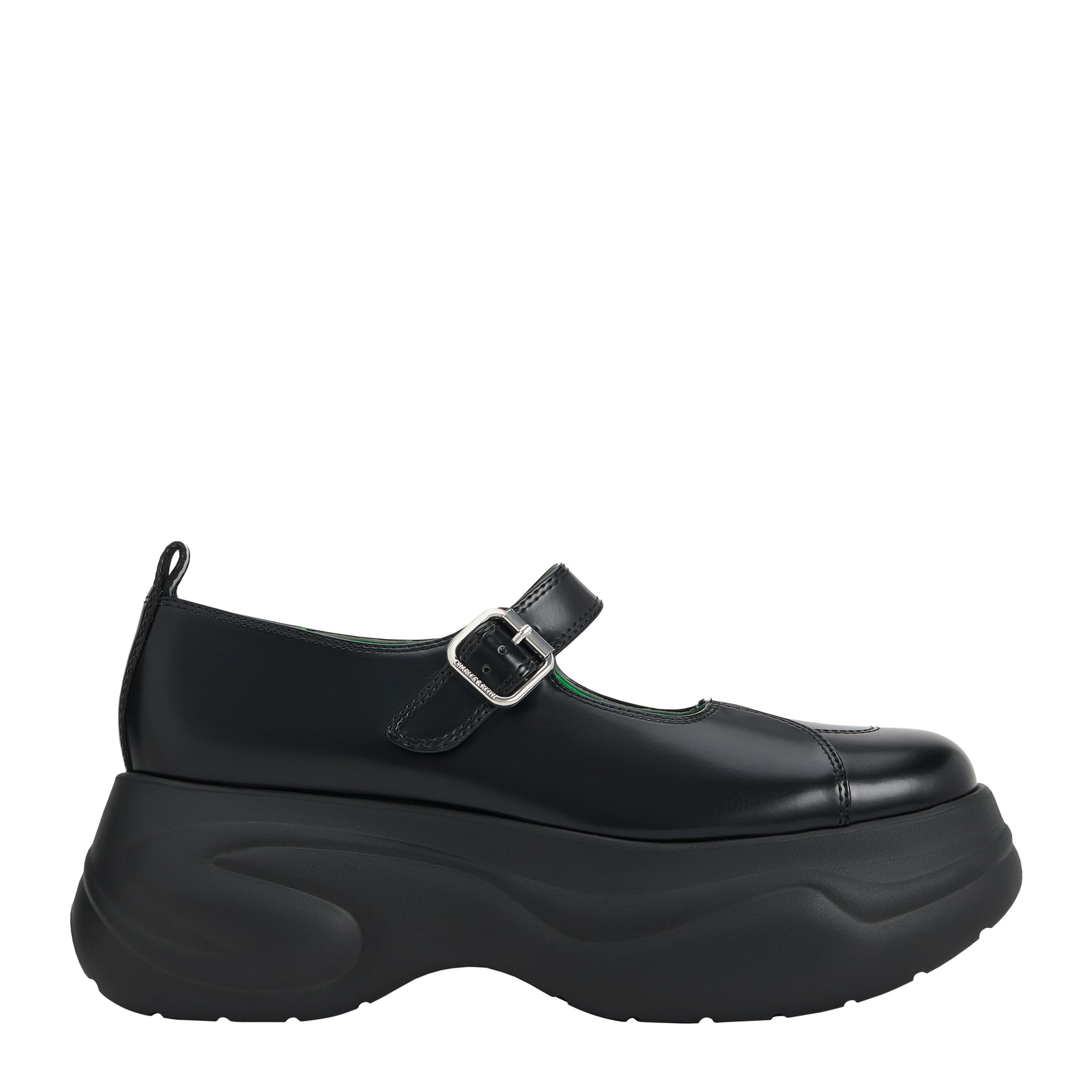 CHARLES & KEITH x Short Sentence黑色弧形厚底瑪莉珍鞋 NT$2,990。(CHARLES & KEITH提供)