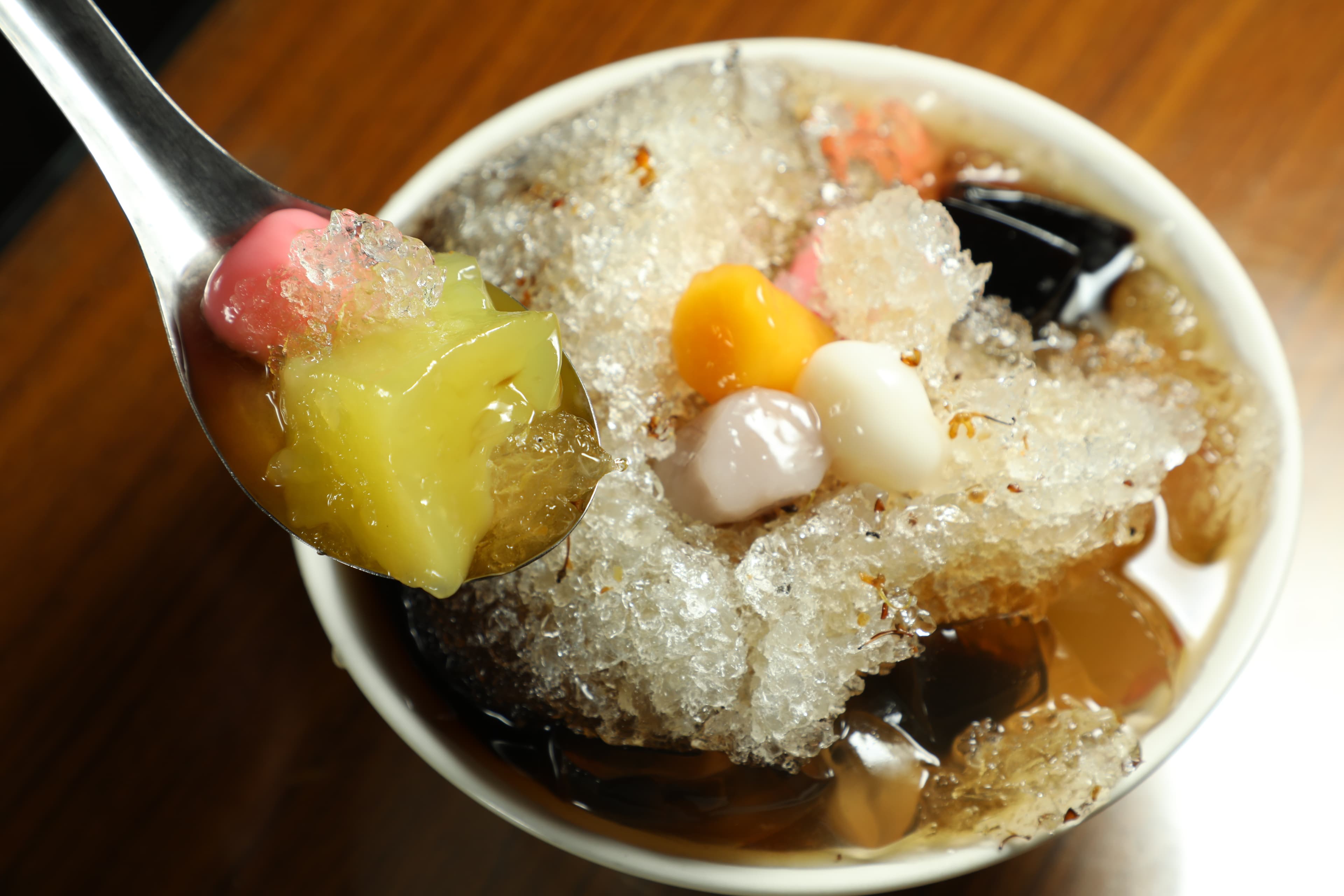「古早味三種冰」可以再加料。(50元/份,加一種料多10元,圖中這碗70元)