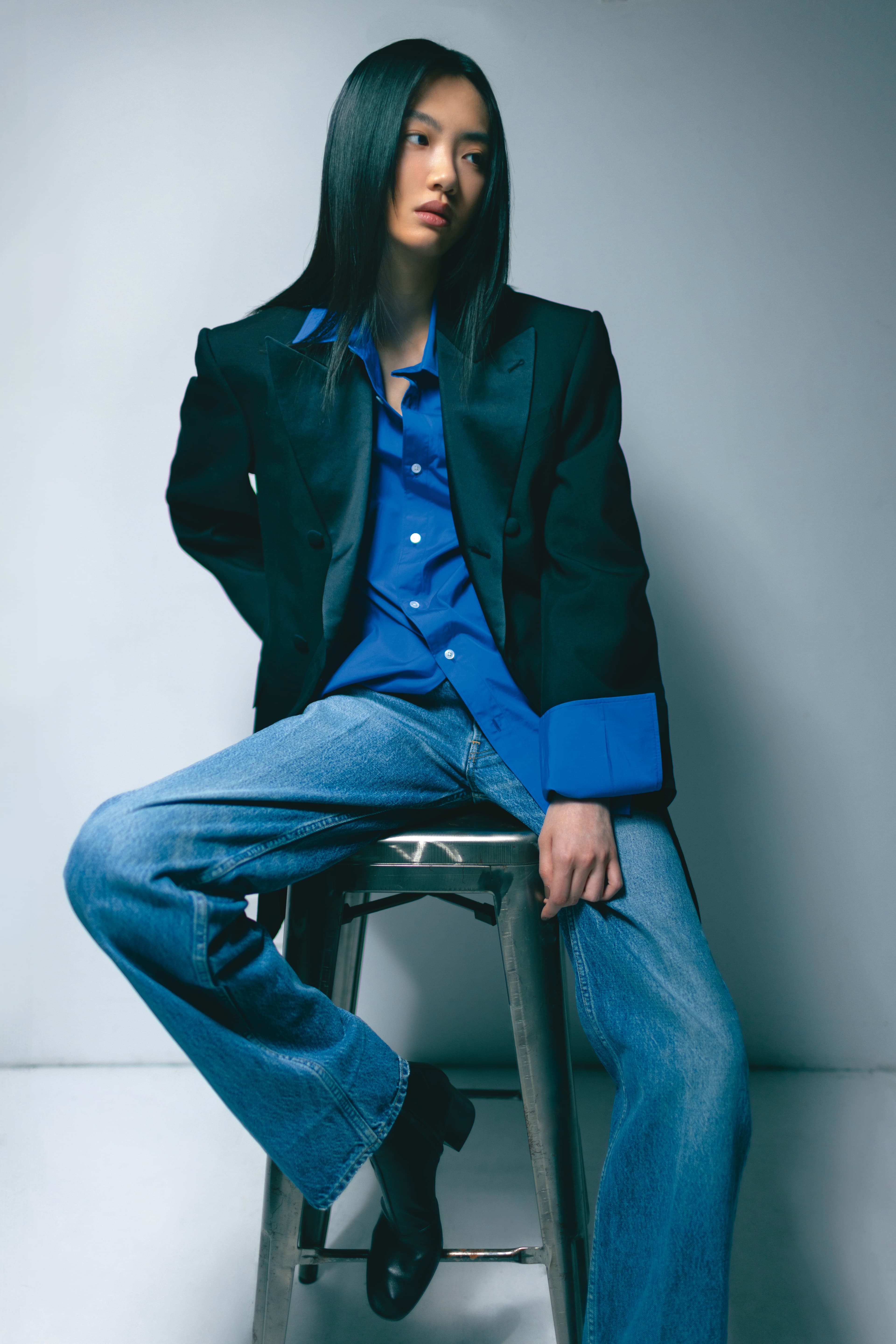 COLONNE禮服外套 NT$132,000/JED棉質府綢襯衫 NT$35,000/BOYFRIEND 001牛仔褲 NT$39,500/羊皮革短靴 價格店洽 all by CELINE