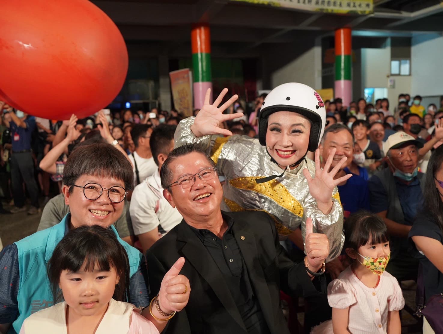 陳茂仁董事長為彰化田尾場贊助人,看表演投入盡興。(紙風車文教基金會提供)