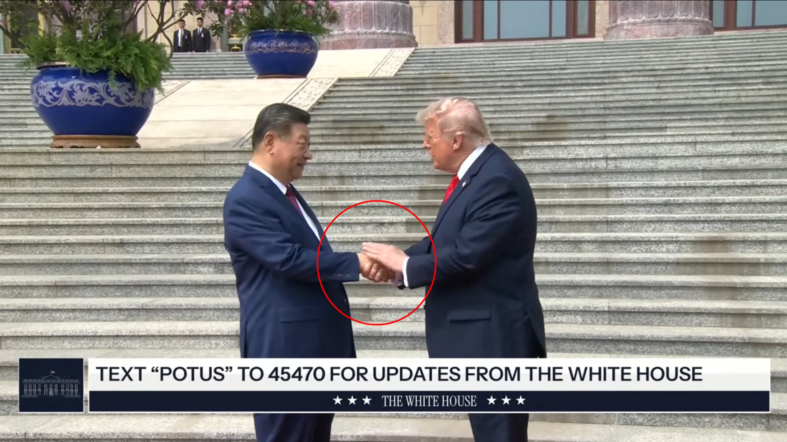 川普輕拍習近平右手,一展招牌川普式握手法。(翻攝YT@The White House)