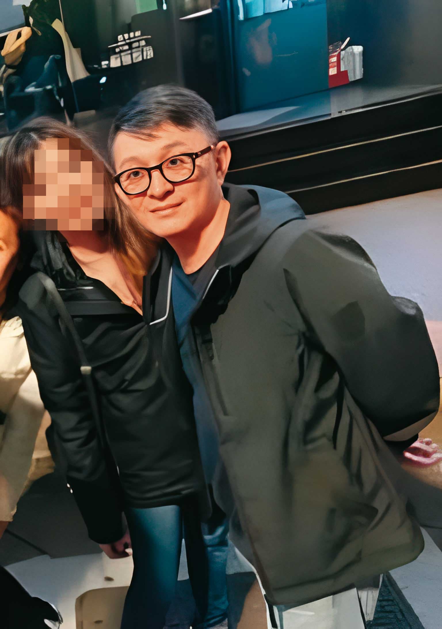 蘇郁翔(右)涉及多起迷姦偷拍案,檢方訊後諭令10萬元交保。圖左非當事受害人。(讀者提供)