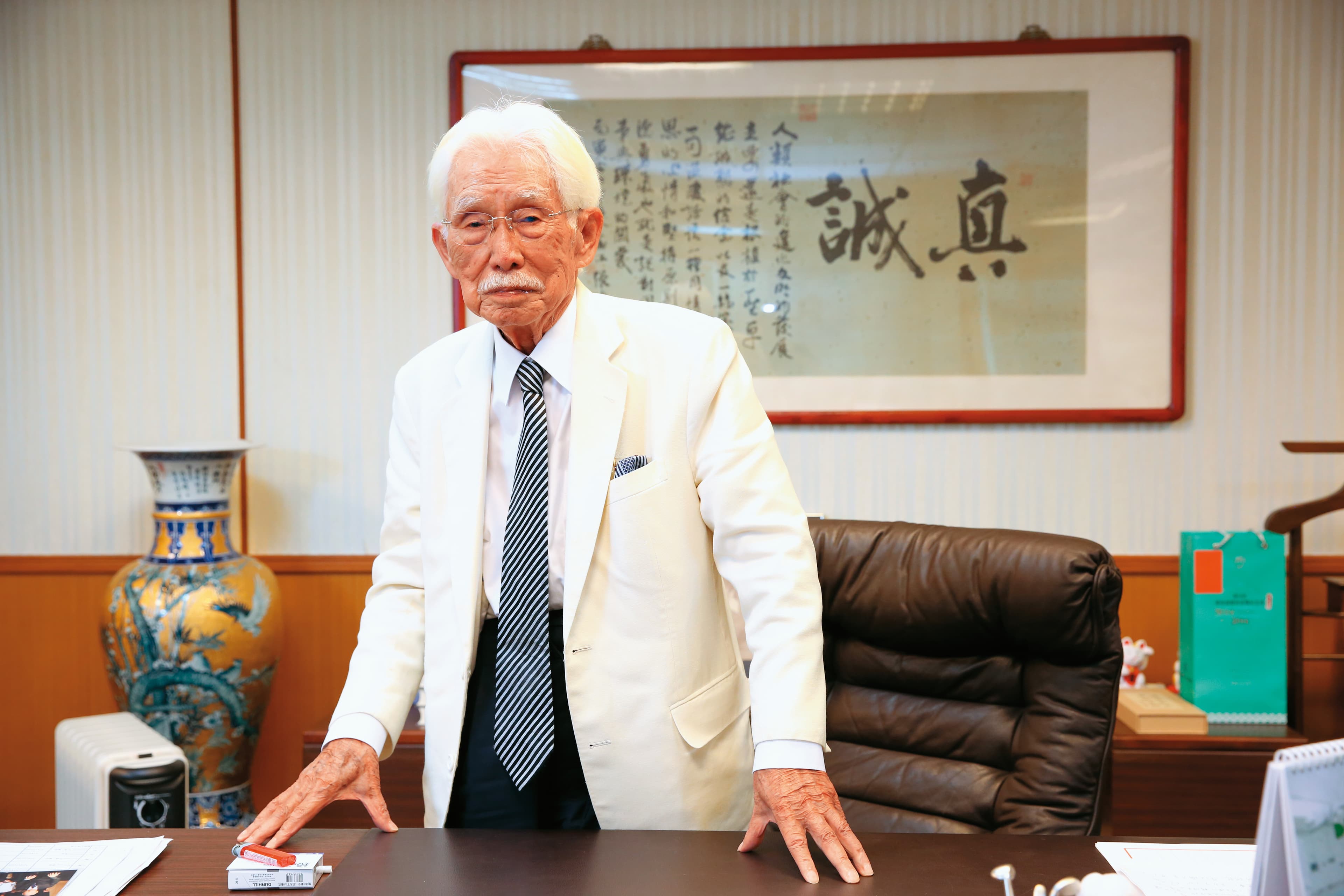 一頭白髮、上唇短髭加上白色西裝，是辜寬敏的招牌形象。