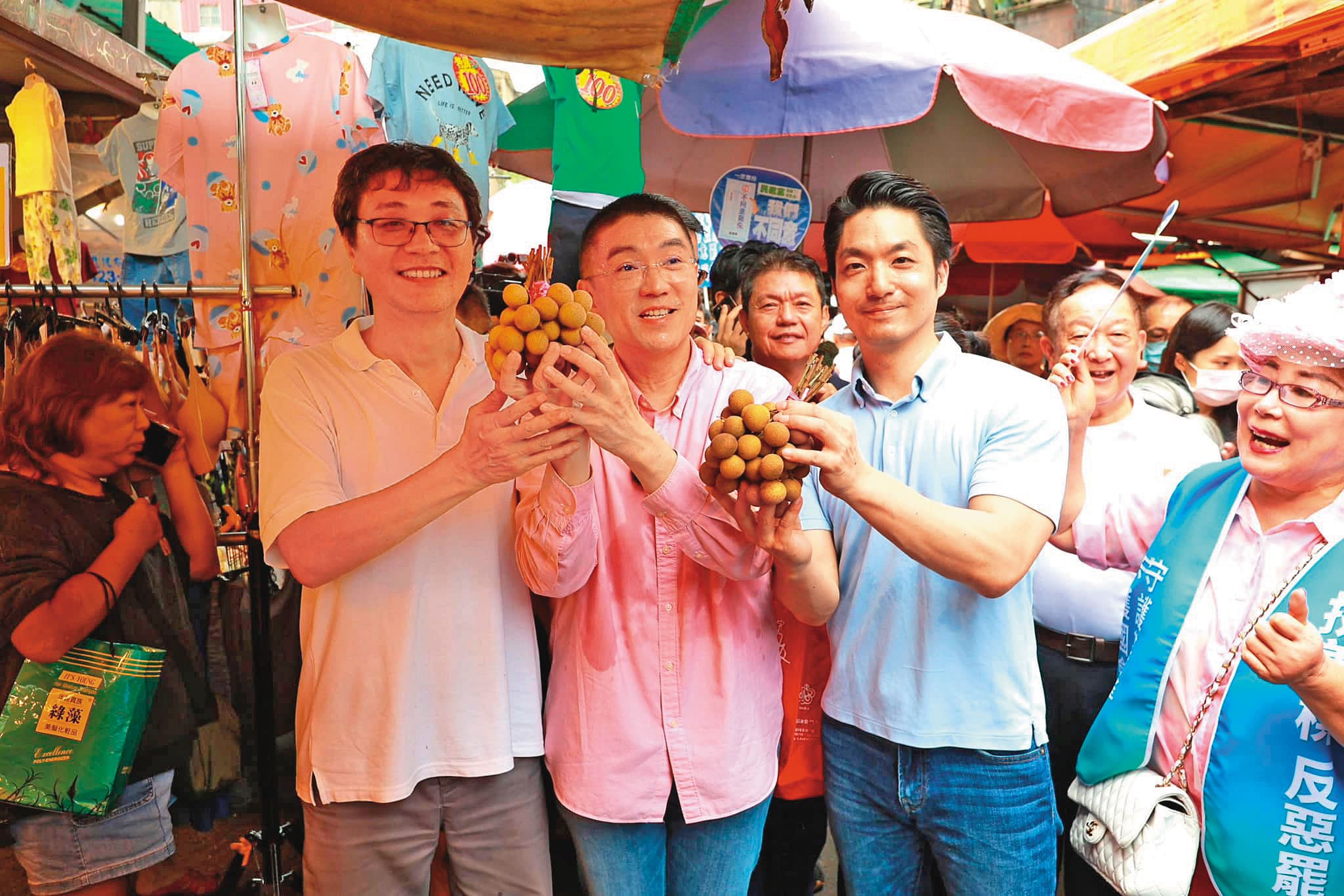 國民黨全力固樑,台北市長蔣萬安(右)等諸侯日前赴基隆陪謝國樑掃街。(翻攝謝國樑臉書)