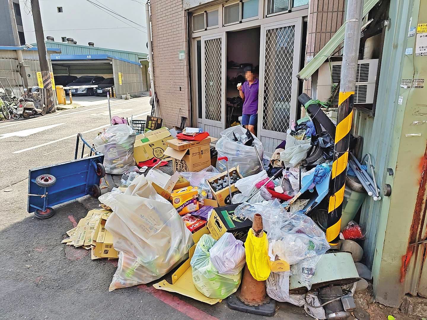 樂天二軍宿舍位於桃園觀音工業區內,周邊有許多資源回收場。(投訴人提供)
