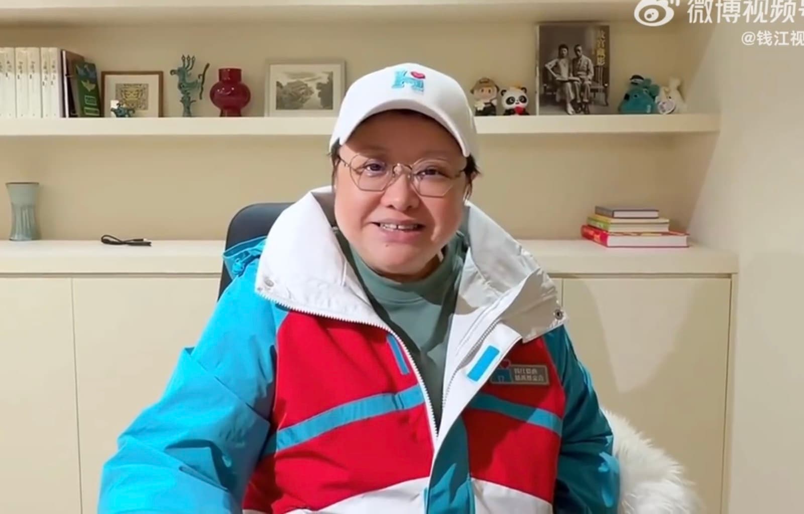 韓紅指出自己牙齒牙縫都在。(翻攝微博)