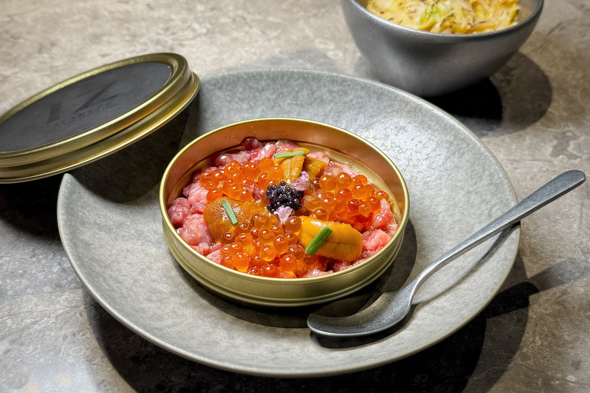 「生牛肉.海膽.魚子醬.鮭魚卵」以油漬調味,並賦予特殊的煙燻香氣。