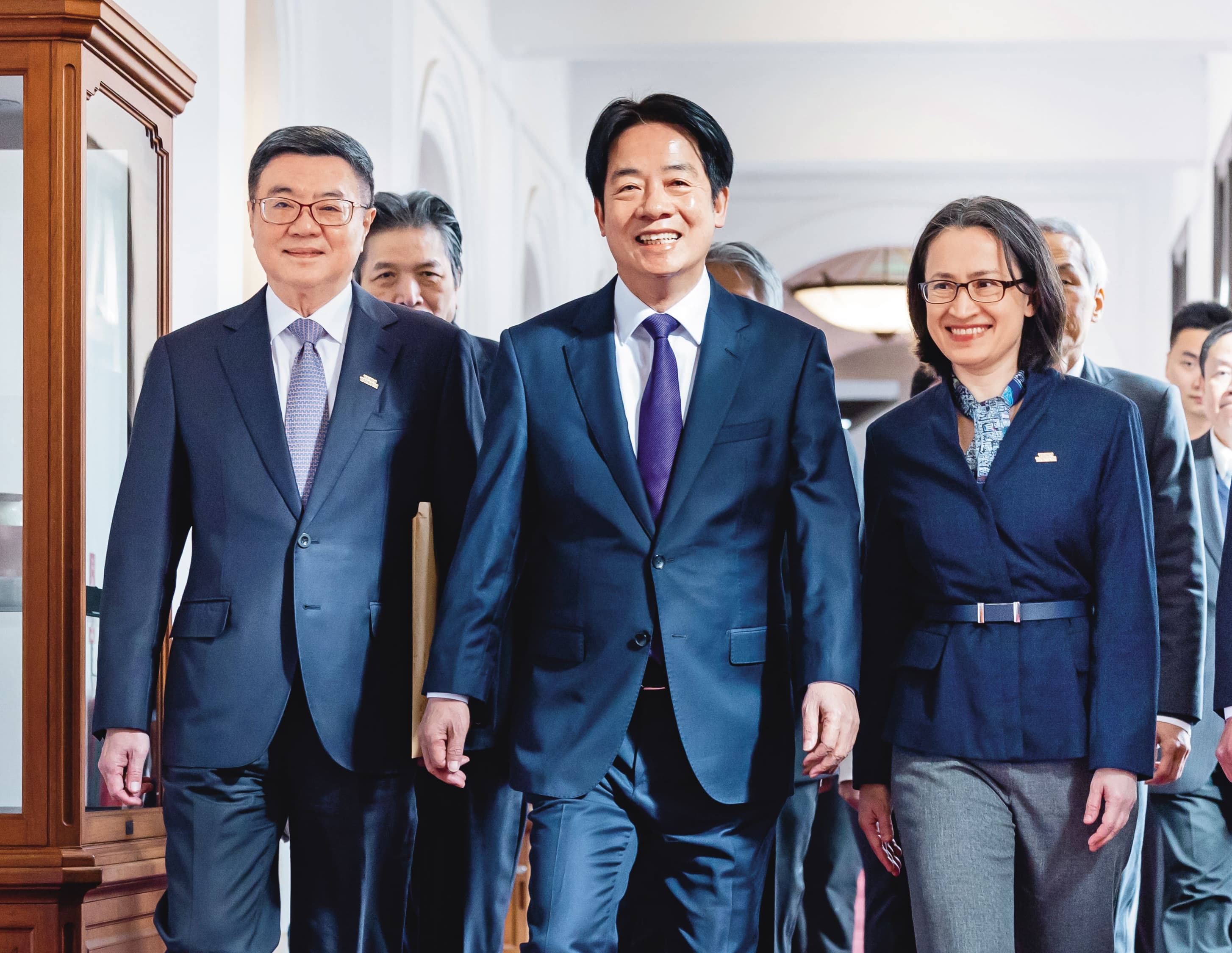 過年期間綠營「三巨頭」出動拜年,總統賴清德(中)、副總統蕭美琴(右)、閣揆卓榮泰(左)各自有走春拜年行程。(總統府提供)