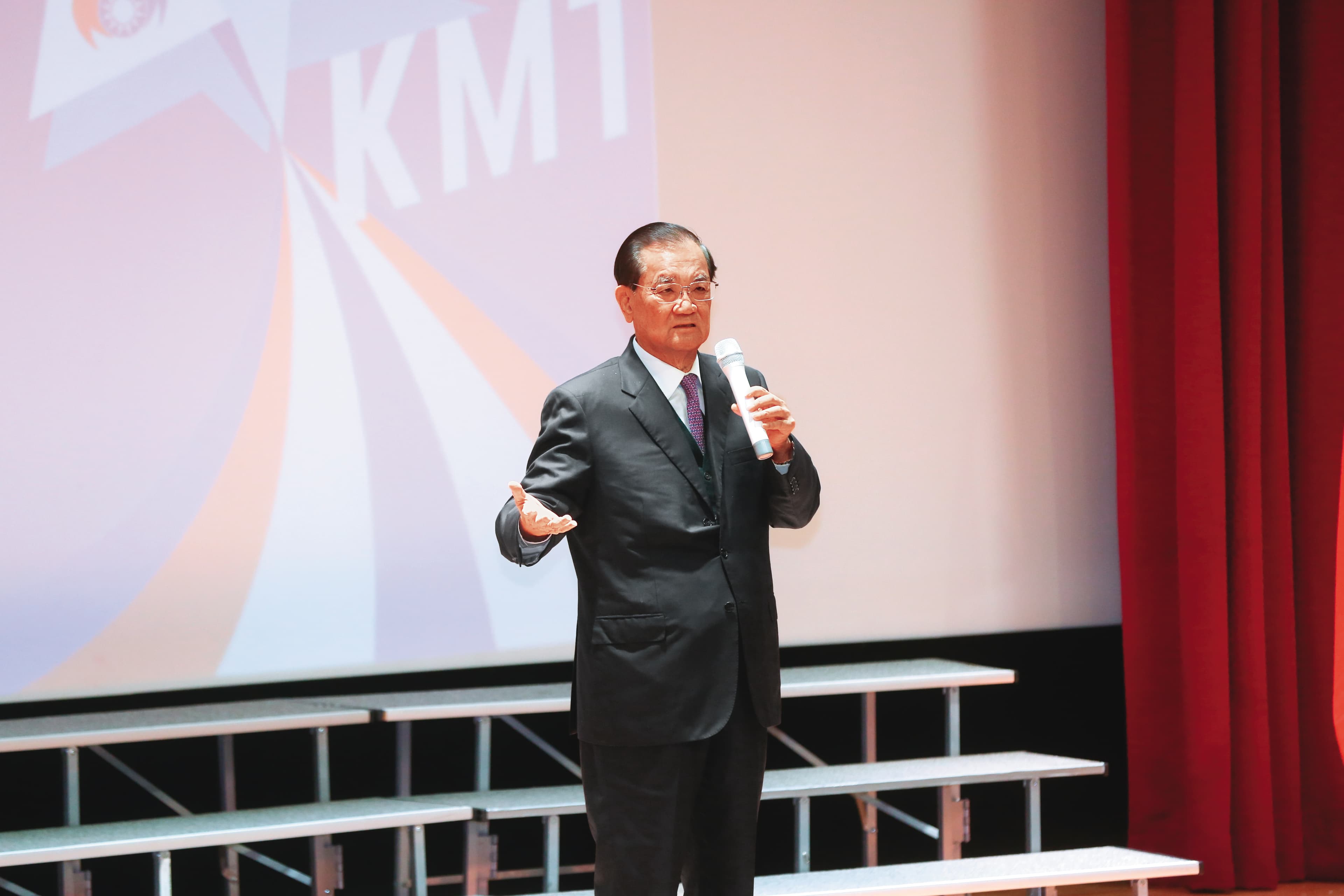 時任行政院長的連戰(圖)透過兒子得知黃家狀況,便通令警政署協尋小芬行蹤。