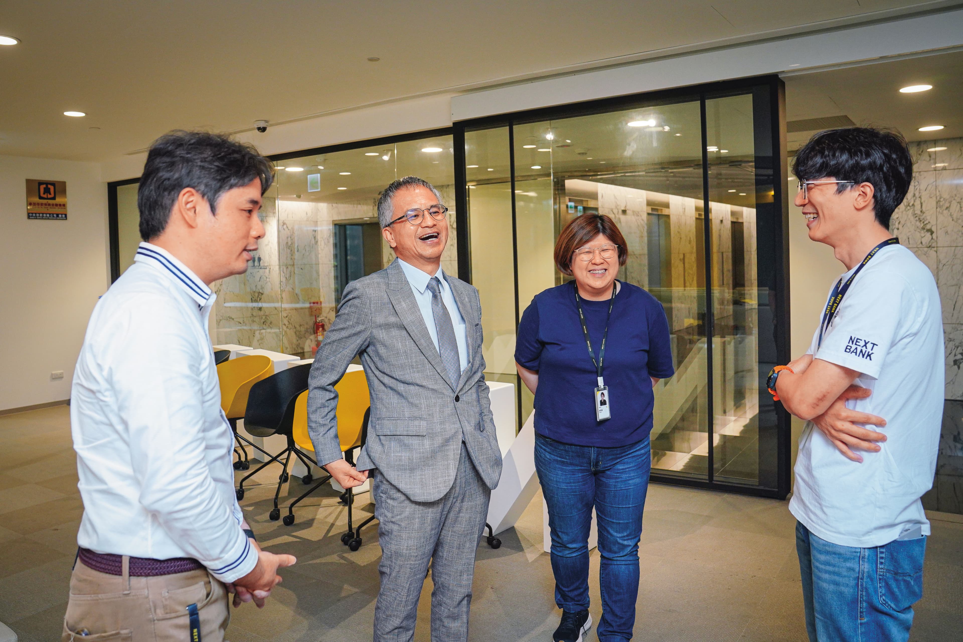迥異傳統銀行的「沉重感」,純網銀相對年輕化。圖為郭水義(左2)與年輕同仁互動、討論場景。