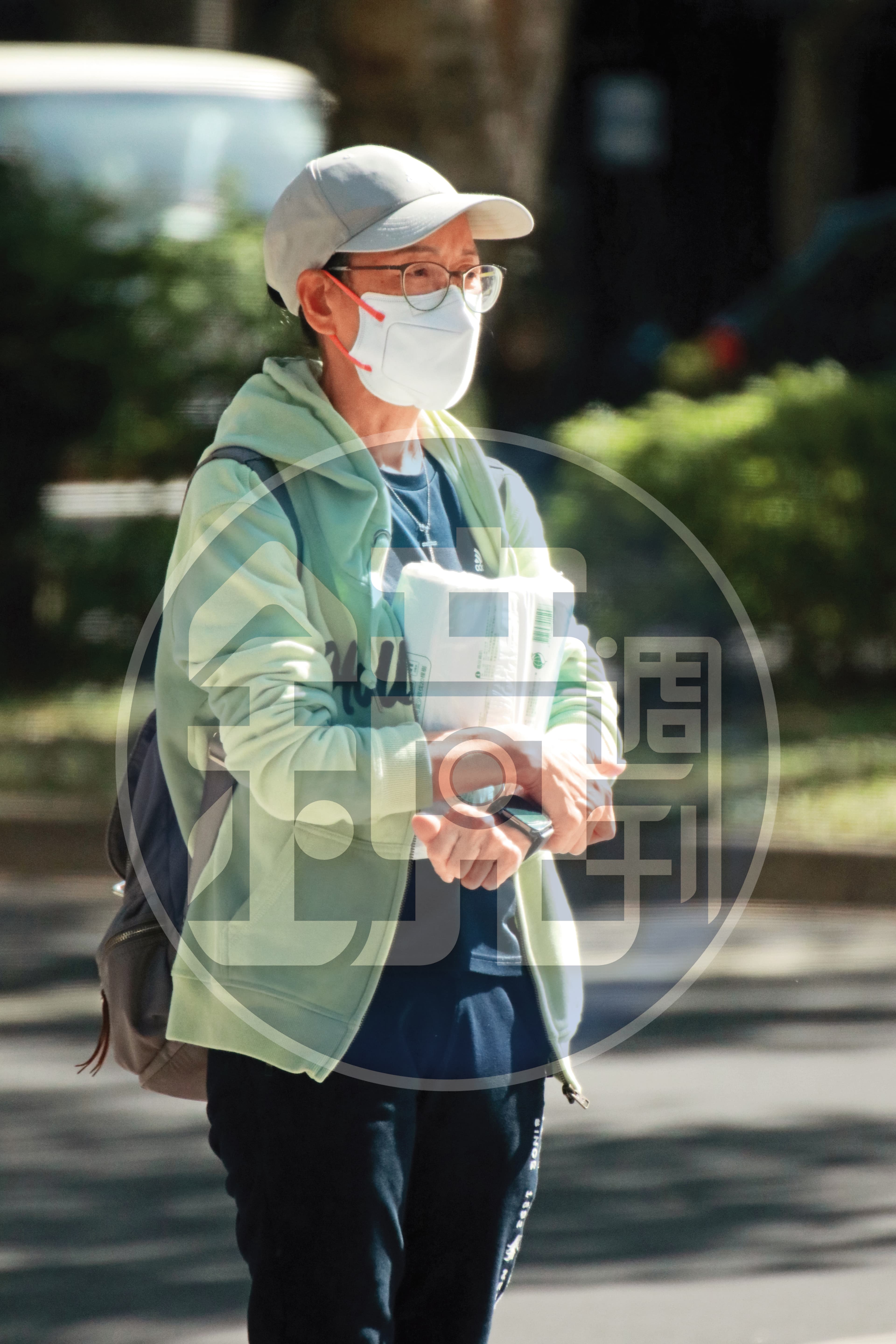 李麗娟在11月30日從住家外出,手上抱著一大包擦手紙巾,送到北市仁愛路的新安親班。