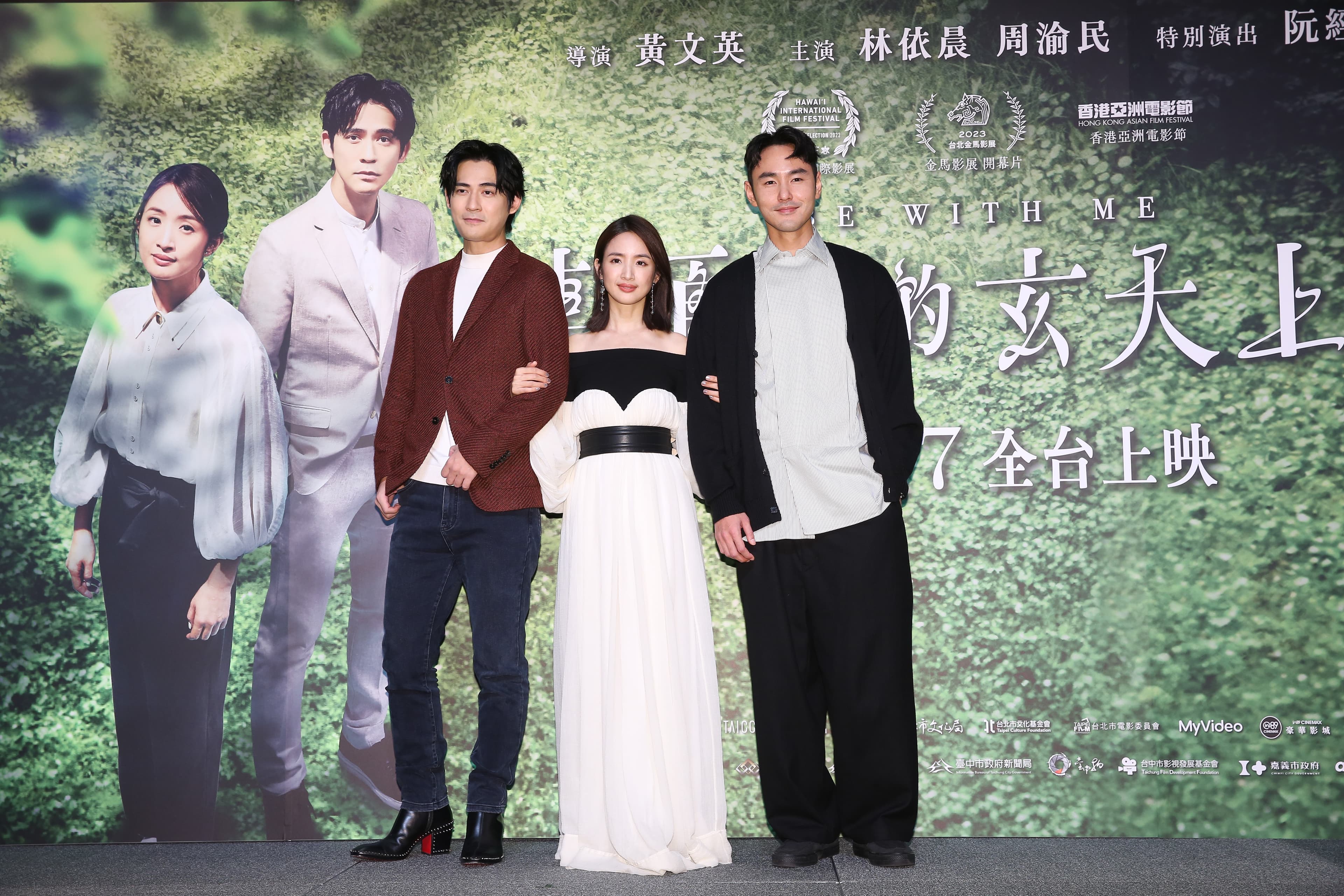阮經天(右起)首度與林依晨及周渝民合作,2個男生雖無對手戲還是常在更衣間見面,並會聊家庭、生活等話題。