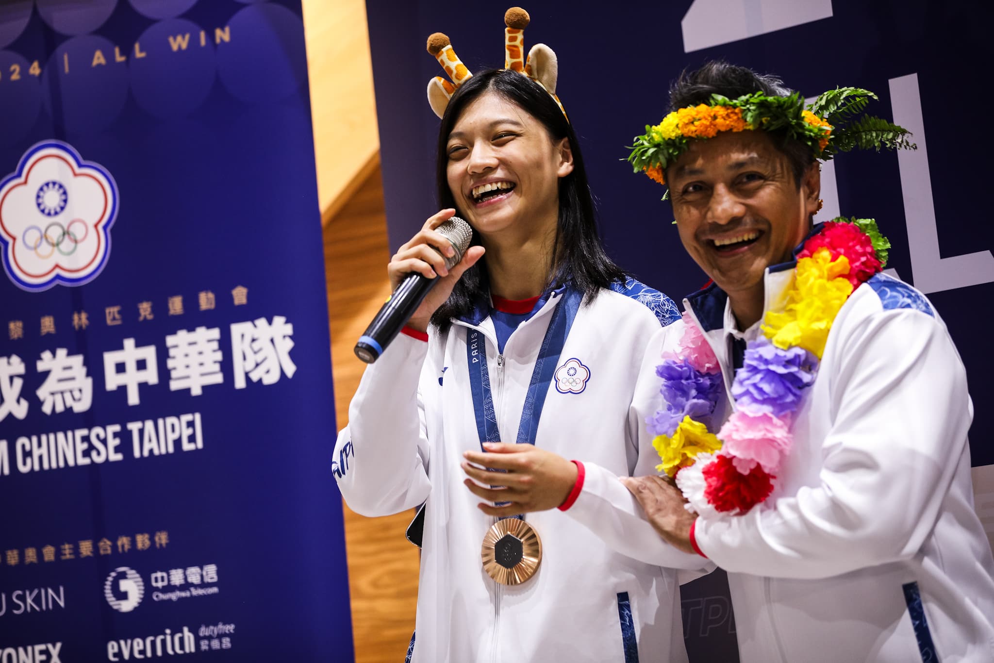 吳詩儀笑說爸爸今天特地放下雞湯麵店來接機,平時爸爸可是不公休的。