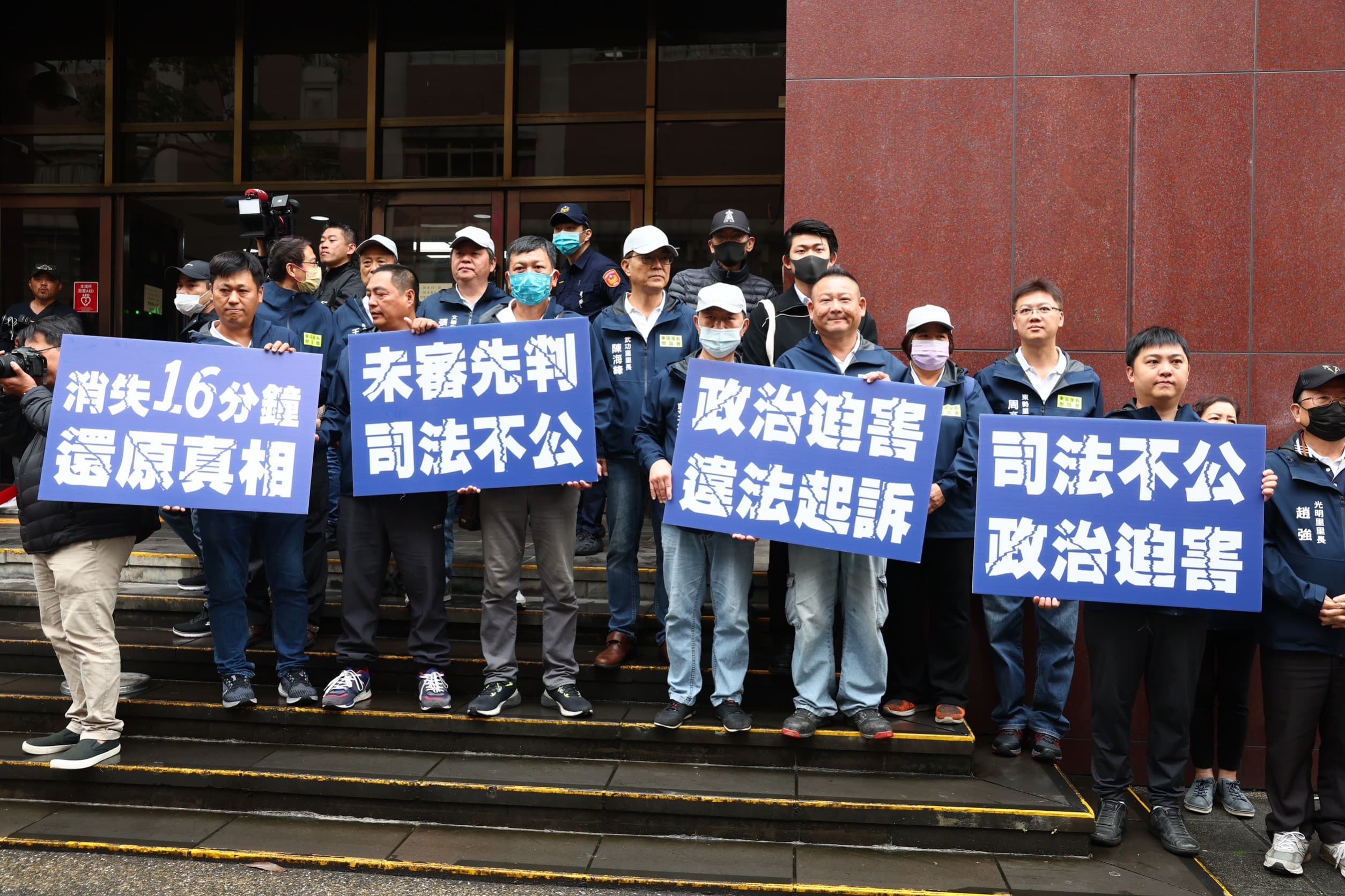 高虹安案開庭，台北地院外一早有支持者舉牌抗議政治迫害。