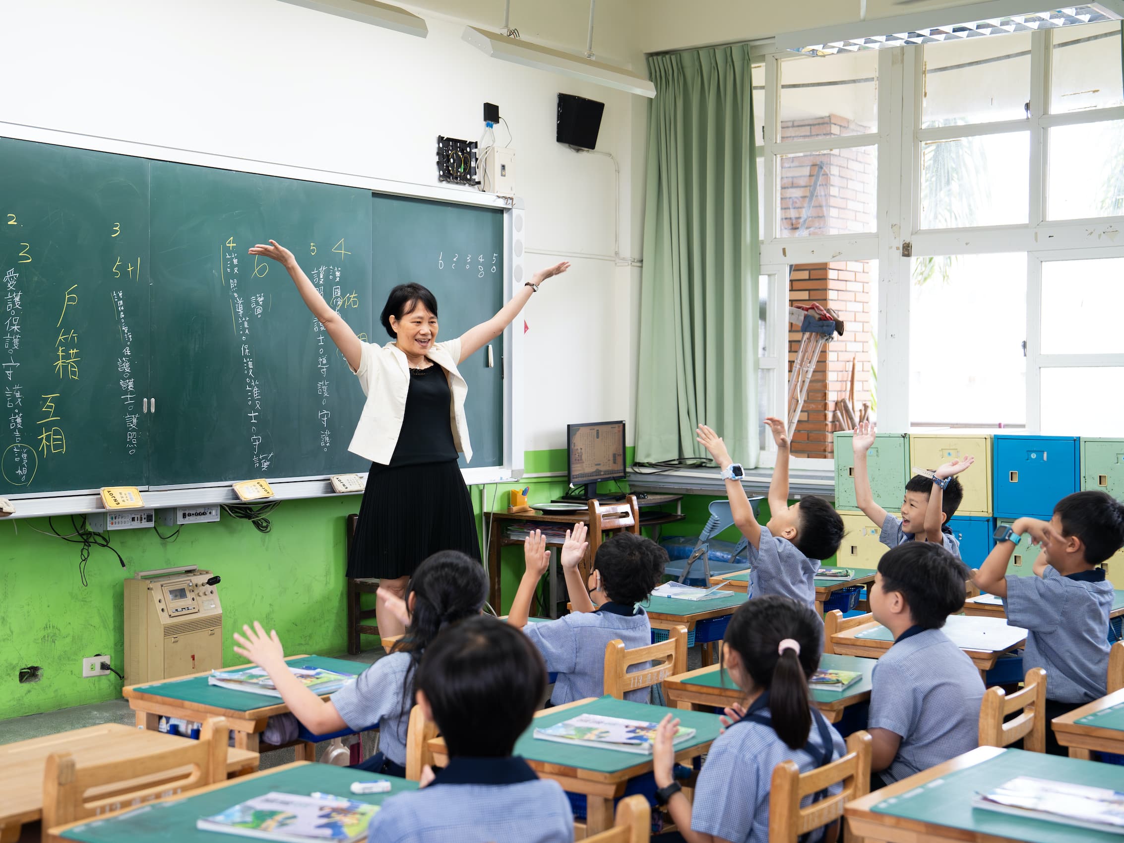 施淑津以活潑互動的教學方式,帶動學生熱情參與課堂。(攝影/陳巧羚)