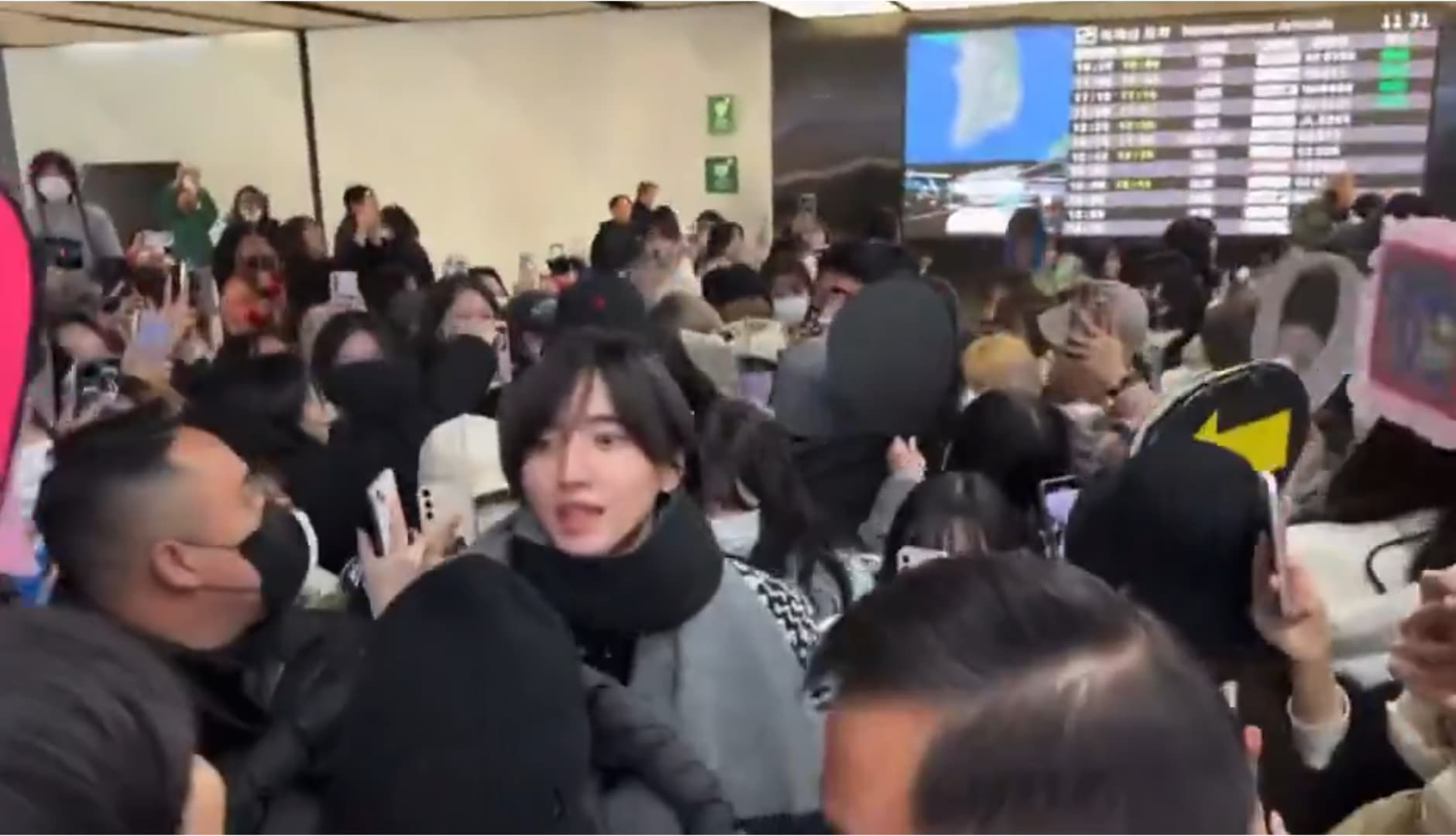 道枝駿佑被粉絲團團包圍。(翻攝X)