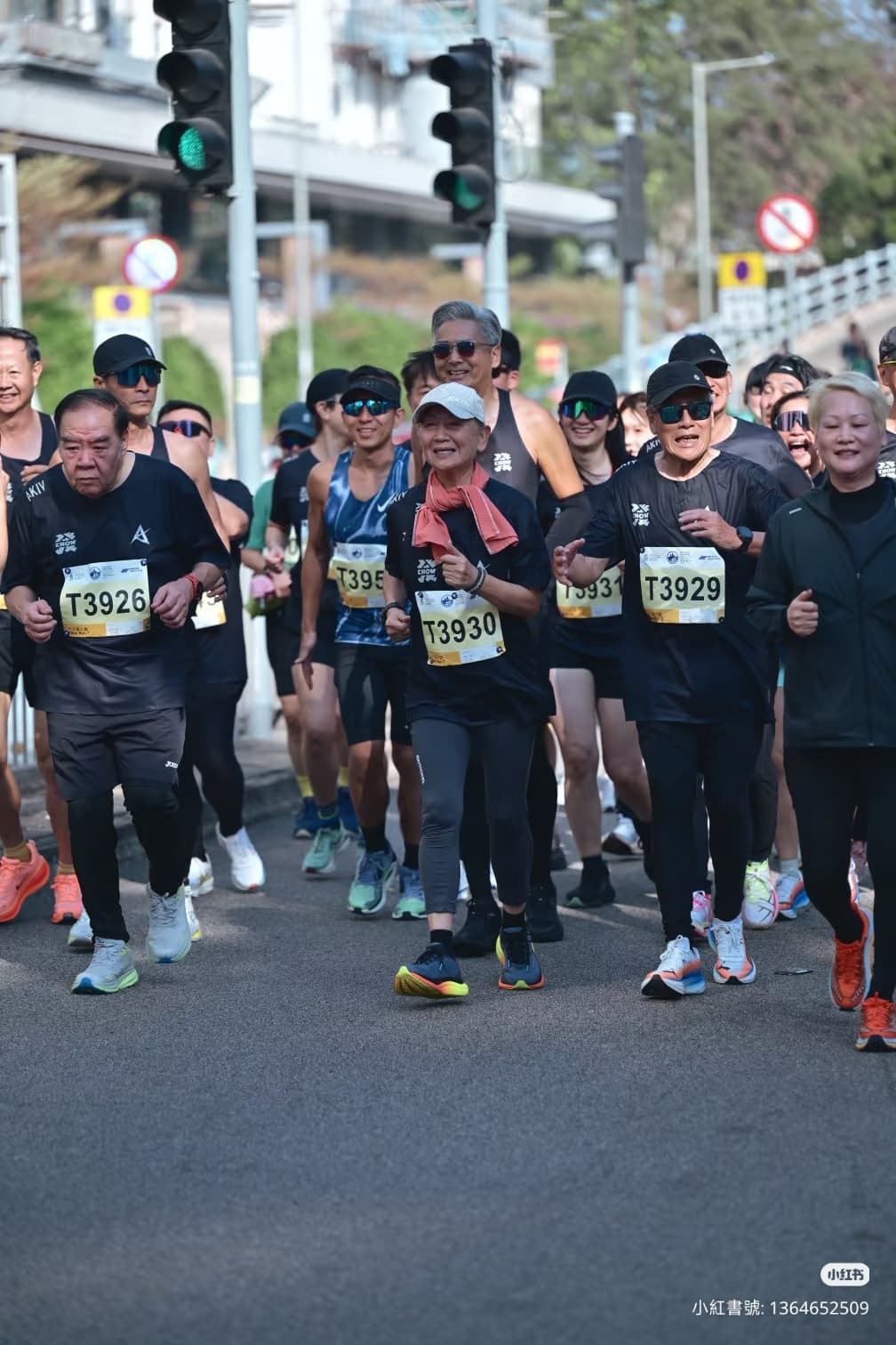 周潤發帶領多位年逾70歲的資深藝人,參加10公里迷你馬拉松,全員以約2小時成績衝線。(翻攝自小紅書)