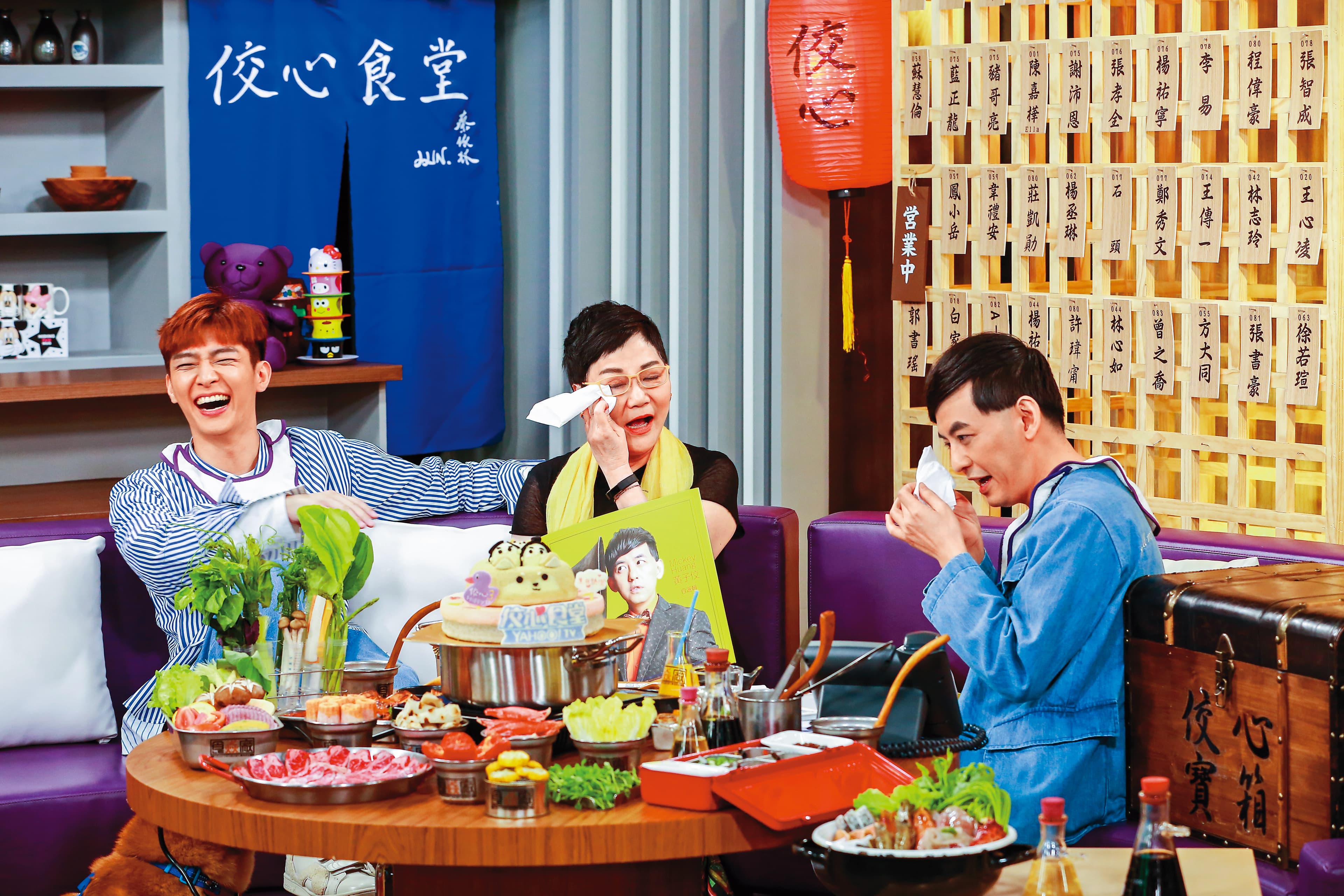 黃子佼(右)主持《佼心食堂》3週年,張小燕(中)特地上節目力挺,左為炎亞綸。
