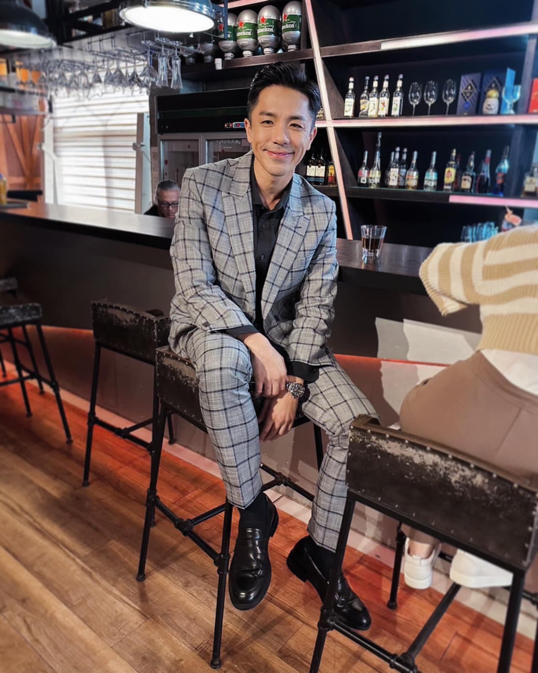楊皓崴為了演富二代找了合身西裝展現派頭。(民視提供)