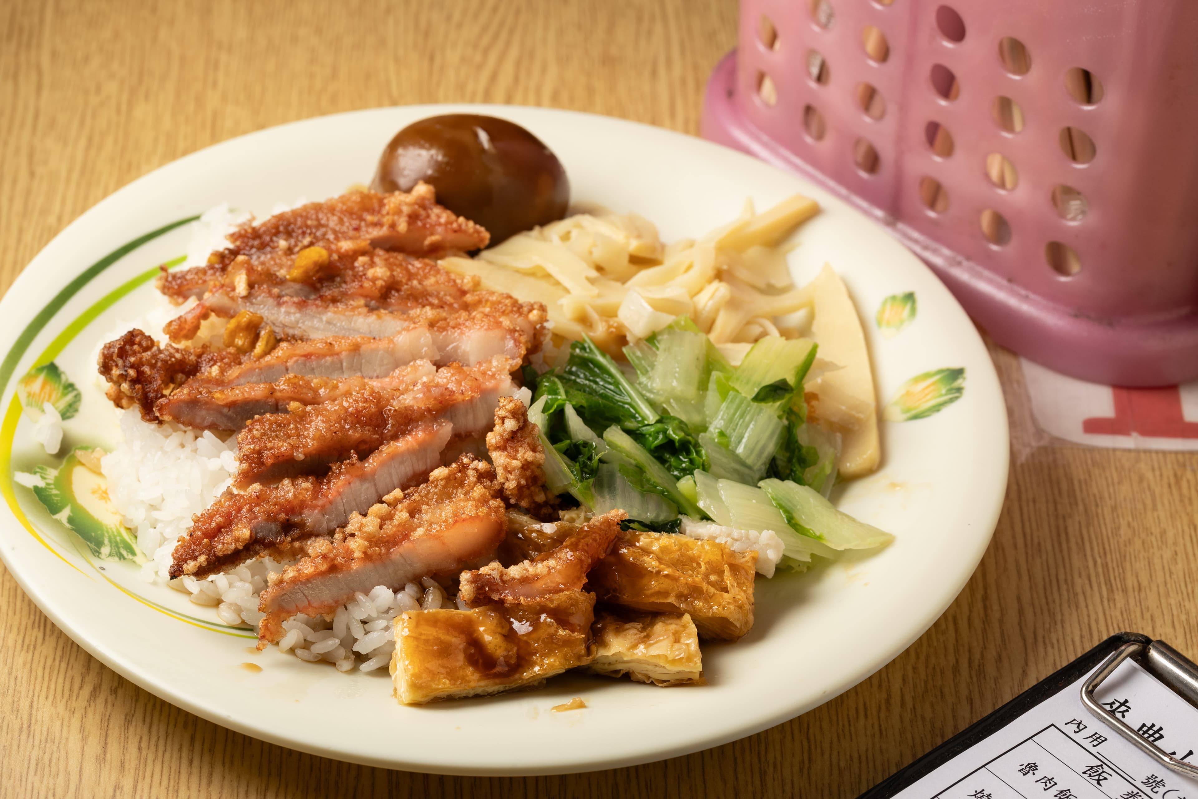 「燒肉便當」配菜可以自己挑選,主菜燒肉炸得酥香、醃醬入味。(100元/份)