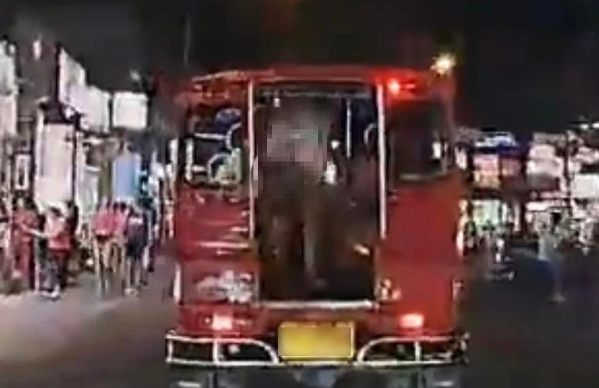數名外籍女遊客搭乘嘟嘟車輪流脫下長褲與內褲，並轉身向後方車輛露出臀部。（翻攝自Phuket Times ภูเก็ตไทม์ FB）