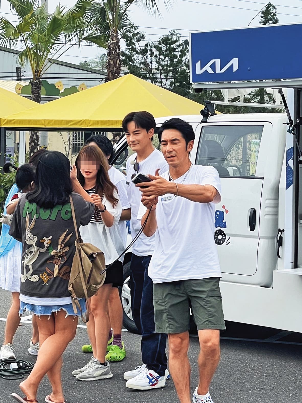 李李仁(右)的戲約不斷,而且極少捲入負面新聞當中。左為鄭元暢。(讀者提供)