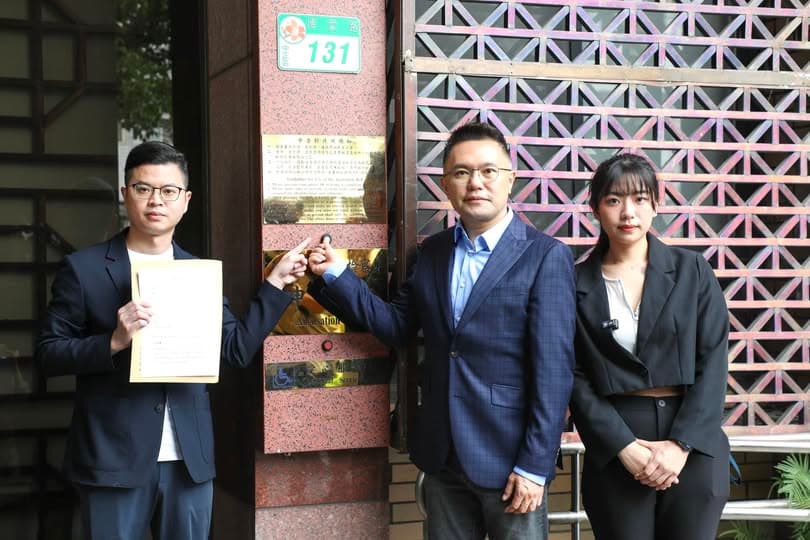 張斯綱與楊智伃、凌濤5月28日前往北檢告發李俊俋。(翻攝張斯綱臉書)