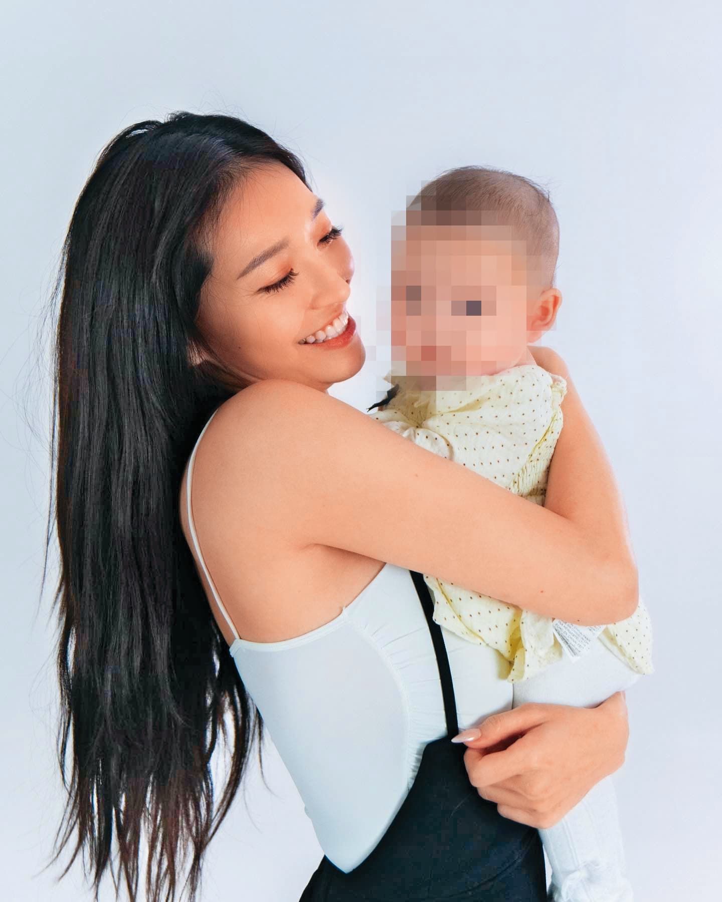 祈錦鈅婚後產女,近日開外拍團被嫌是出來賺奶粉錢。(翻攝自祈錦鈅IG)