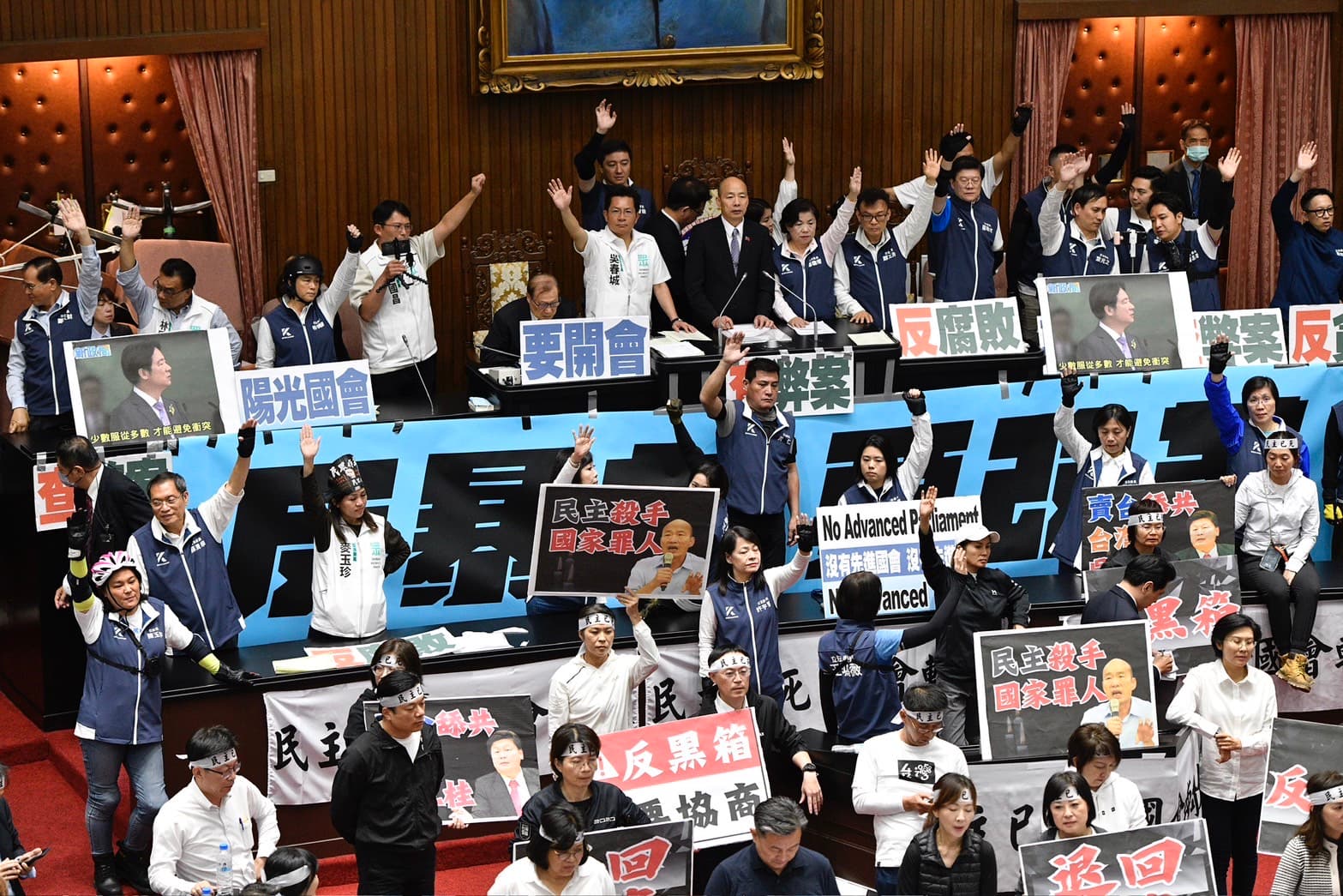 立法院21日表決至深夜,預計週五院會再戰。