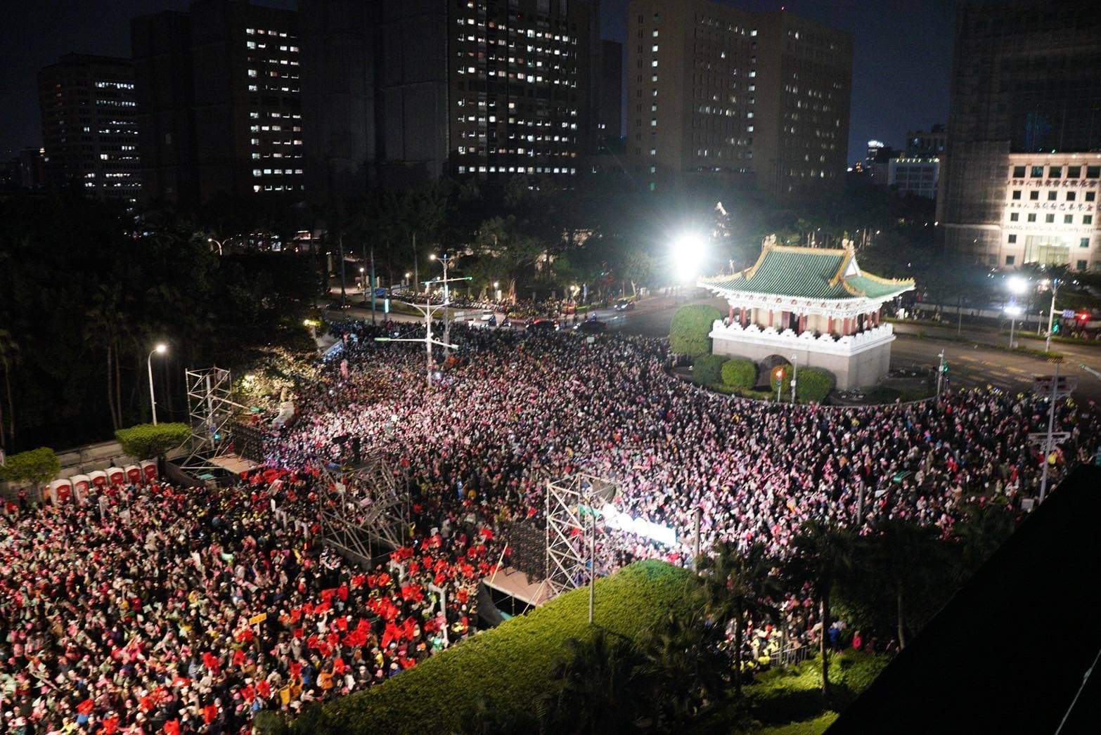 民進黨支持者擠爆舉辦於凱道的台北造勢晚會。(賴清德團隊提供)