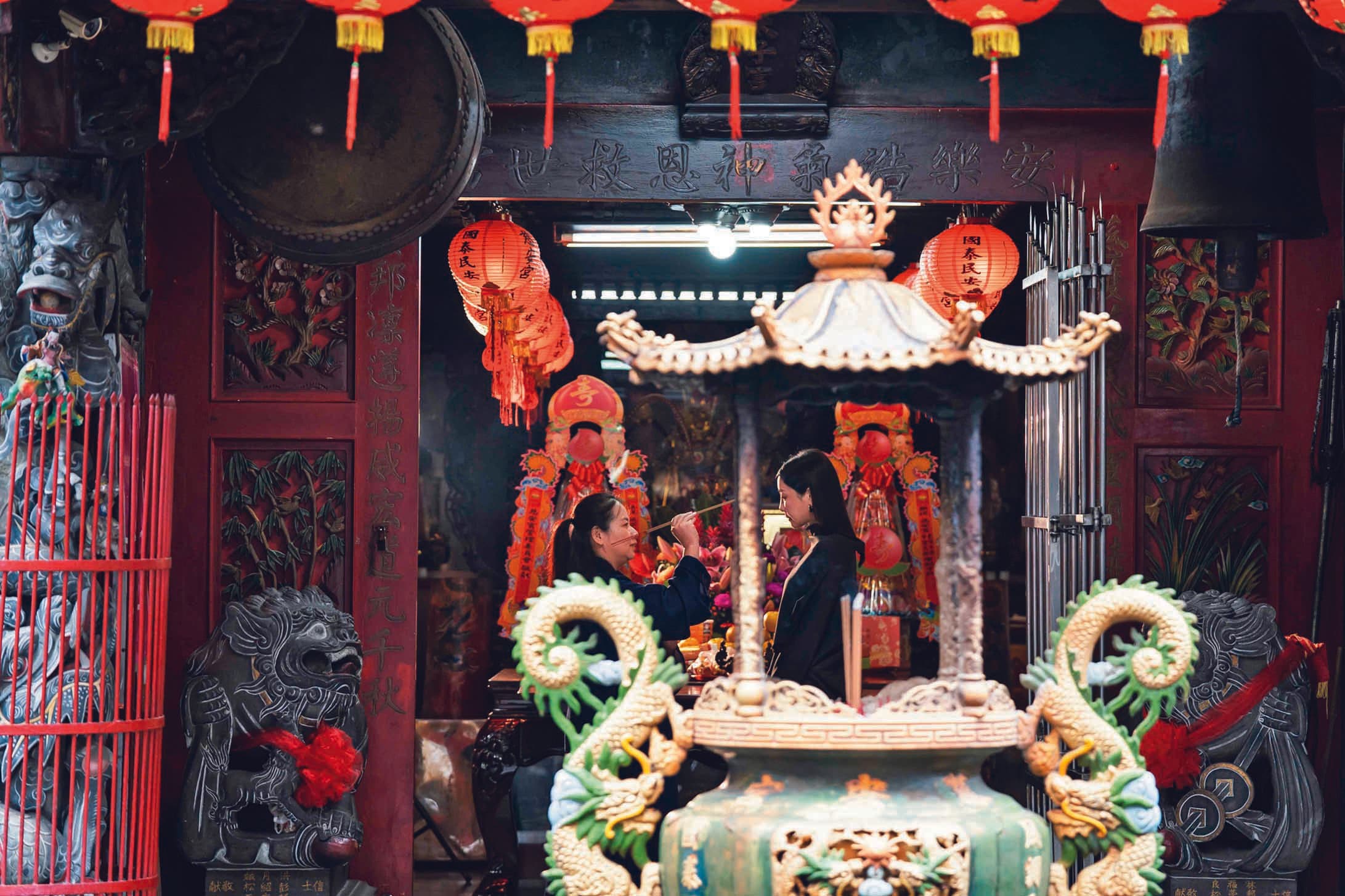 ↓ 片中謝欣穎(右)費盡心思經營愛情,甚至求助宮廟神祕力量。(華映提供)