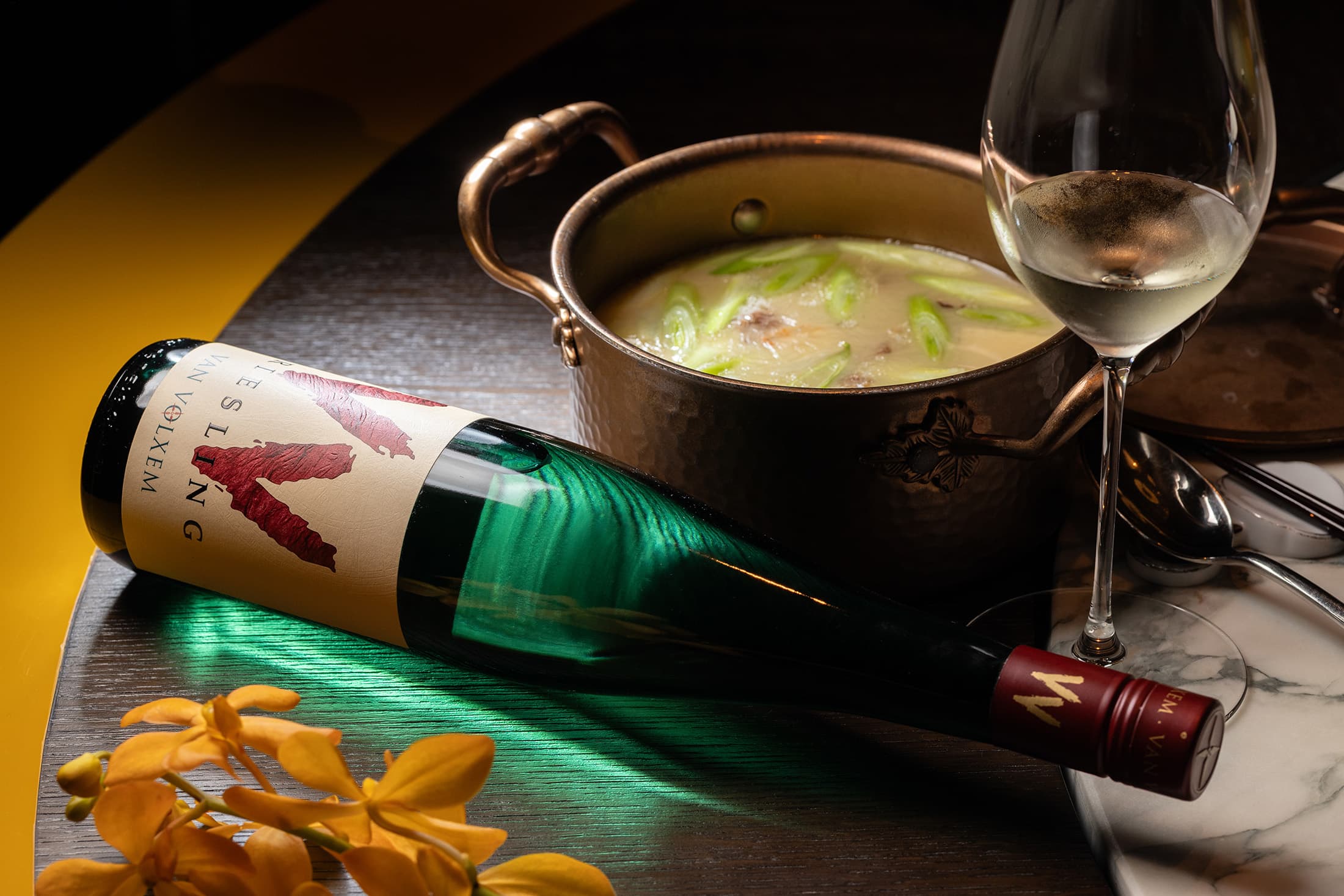 曾雅慧以「2021 Van Volxem, "VV" Riesling」(2,400元/瓶)搭配「鴨賞鹽滷豆腐」(體驗式菜單菜色),讓鴨賞的煙燻香與Riesling特有的打火石香氣交錯,增加層次深度。