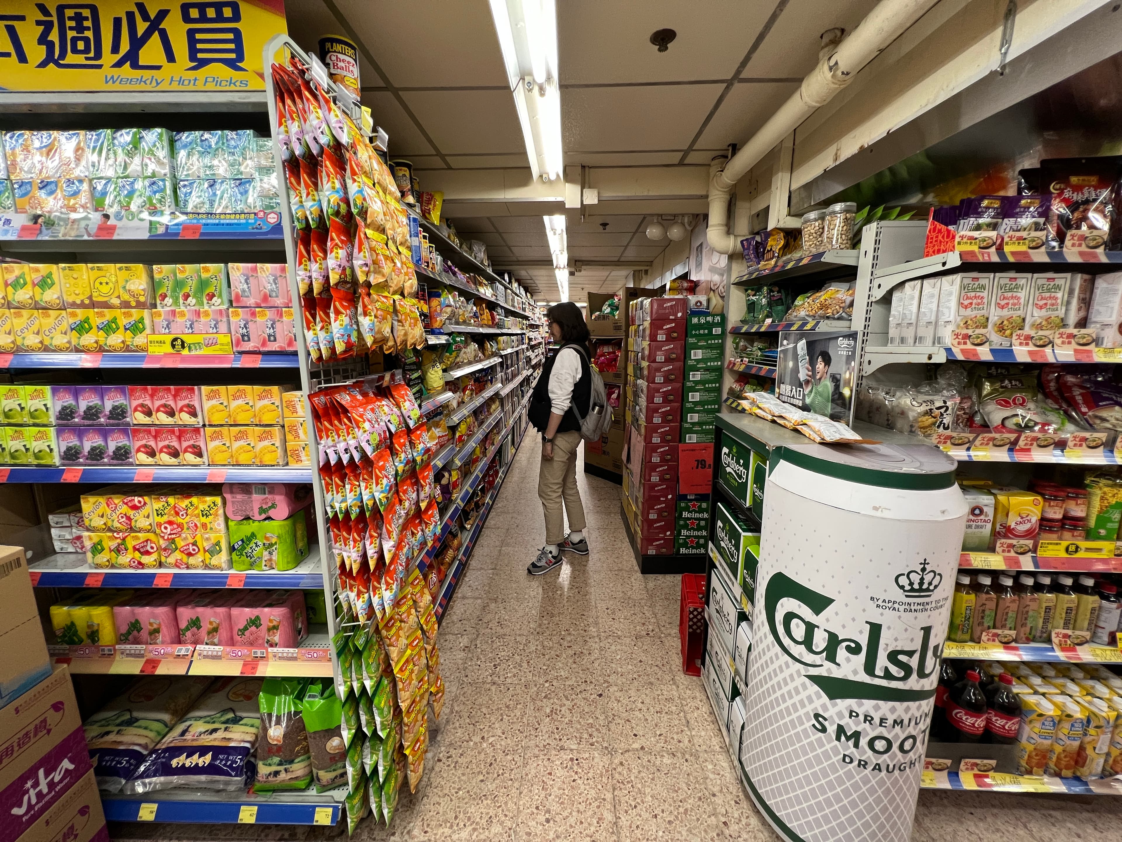 U購select深水埗店的空間不大,商品擺放很集中。