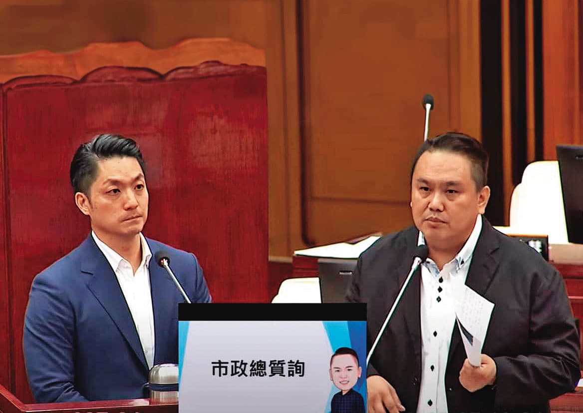 台北市議員陳重文(右)曾針對監視器案質詢台北市長蔣萬安(左),被檢察官懷疑涉嫌對特定業者護航。(翻攝陳重文臉書)