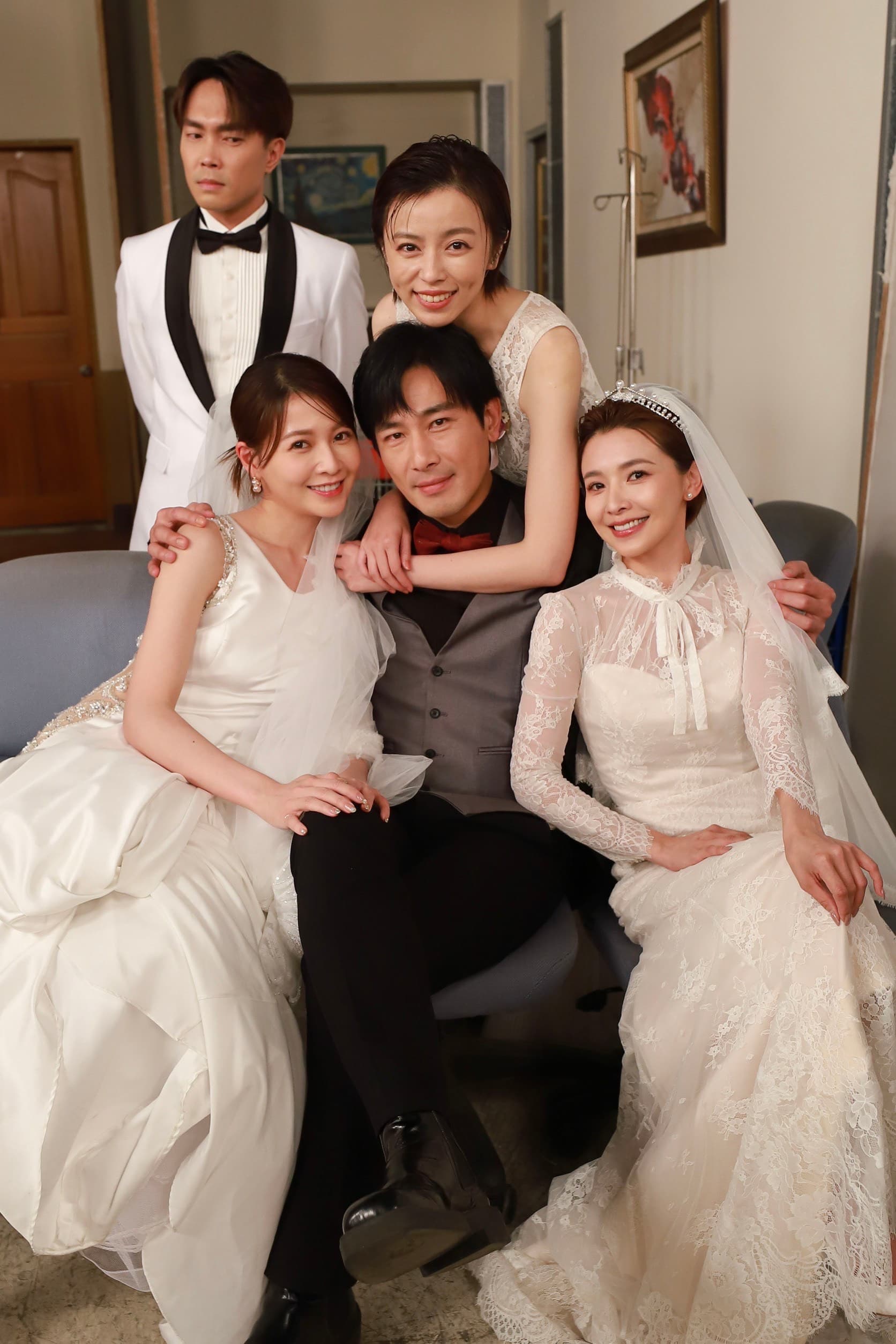 傅子純跟吳婉君、王瞳、謝京穎拍與他的三個女人,許仁杰搞笑在後面瞪他們。